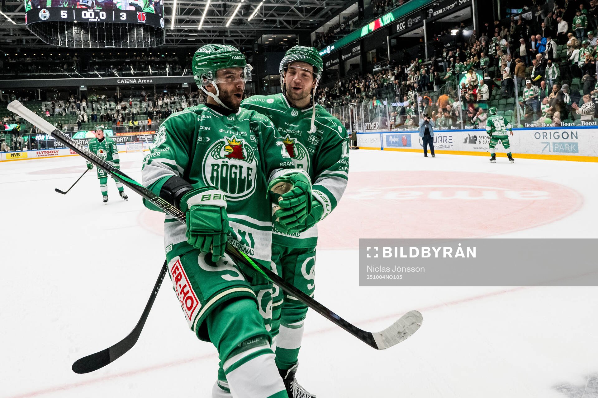 Rögles Josh Dickinson och Lukas Ekeståhl-Jonsson jublar