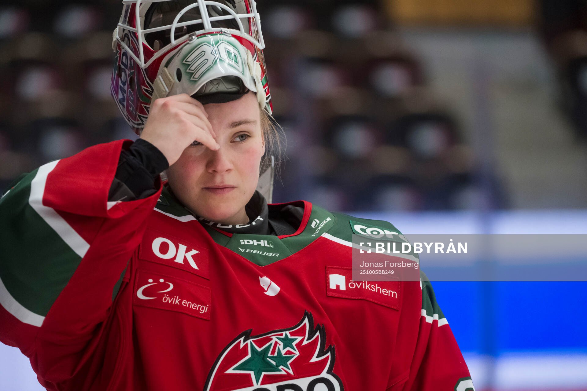 Modos målvakt Lovisa Persson innan ishockeymatchen i SDHL