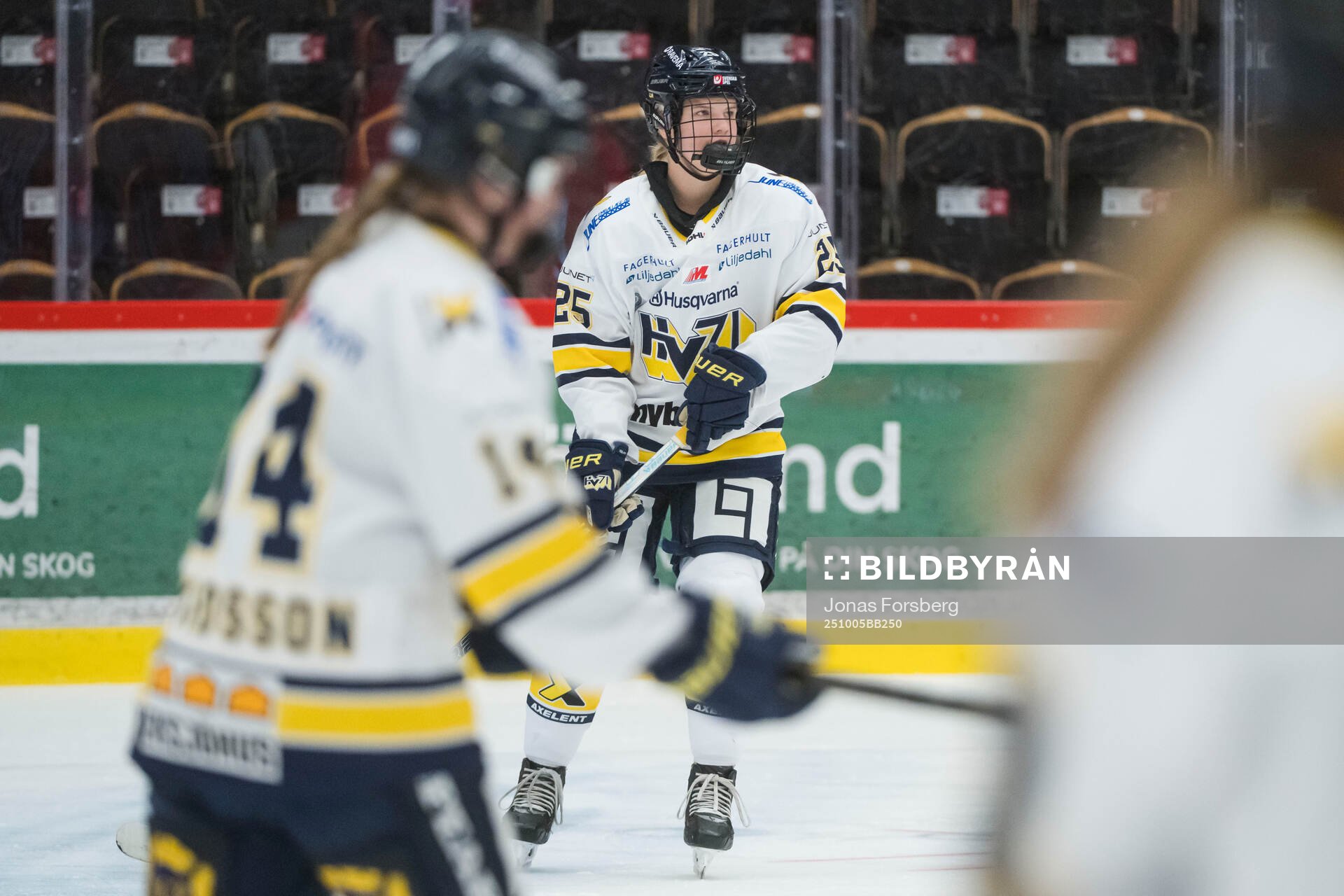 HV71s Alva Johansson innan ishockeymatchen i SDHL mellan