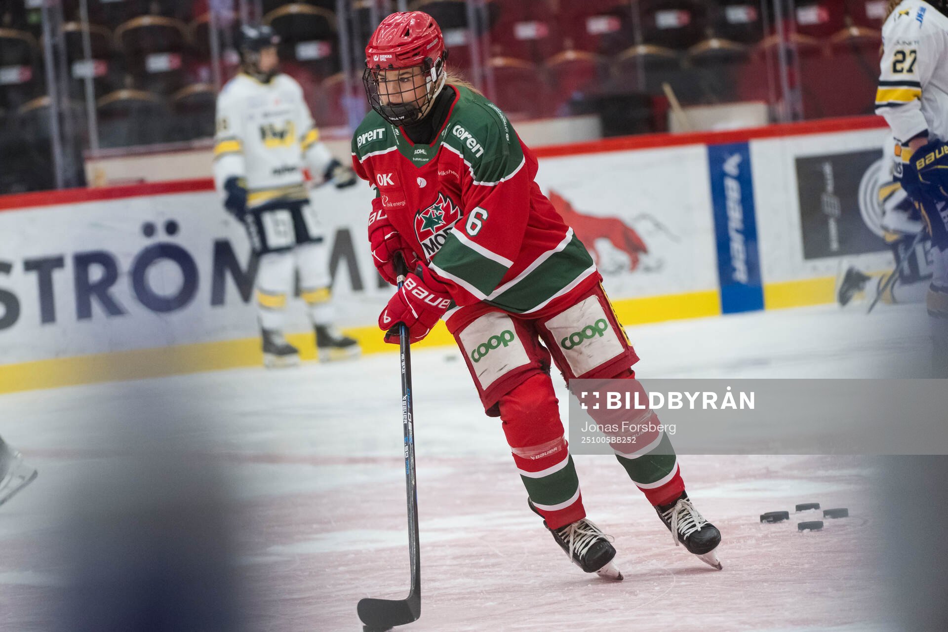 Modos Ebba Lindberg innan ishockeymatchen i SDHL mellan
