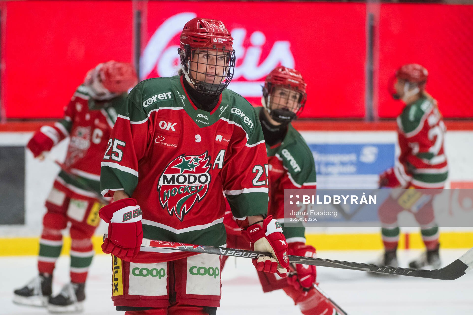 Modos Maja Grundström innan ishockeymatchen i SDHL mellan