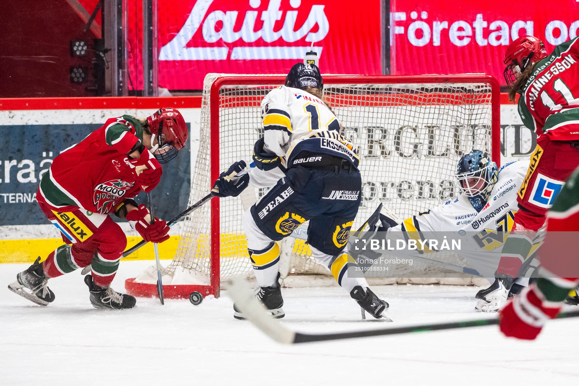 Modos Maja Grundström gör 1-0 bakom HV71s målvakt