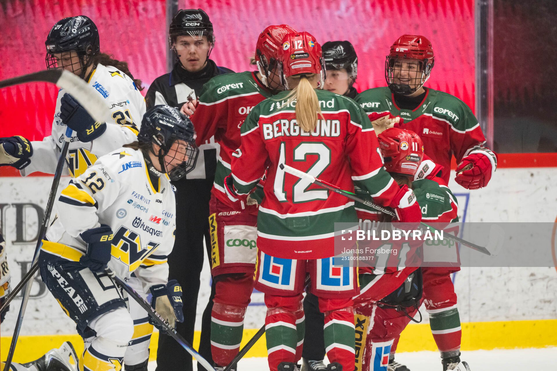 Modos Maja Grundström jublar med lagkamrater