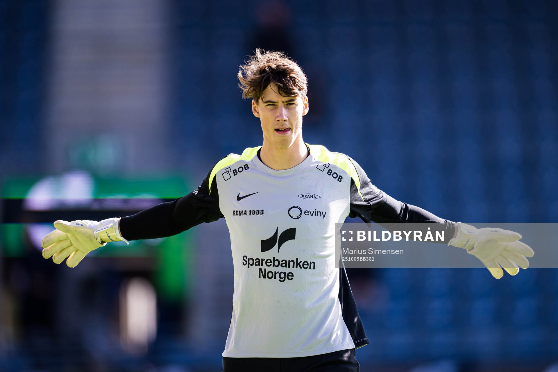 Goalkeeper Tom Johannes Aloysius Bramel of Brann warms up
