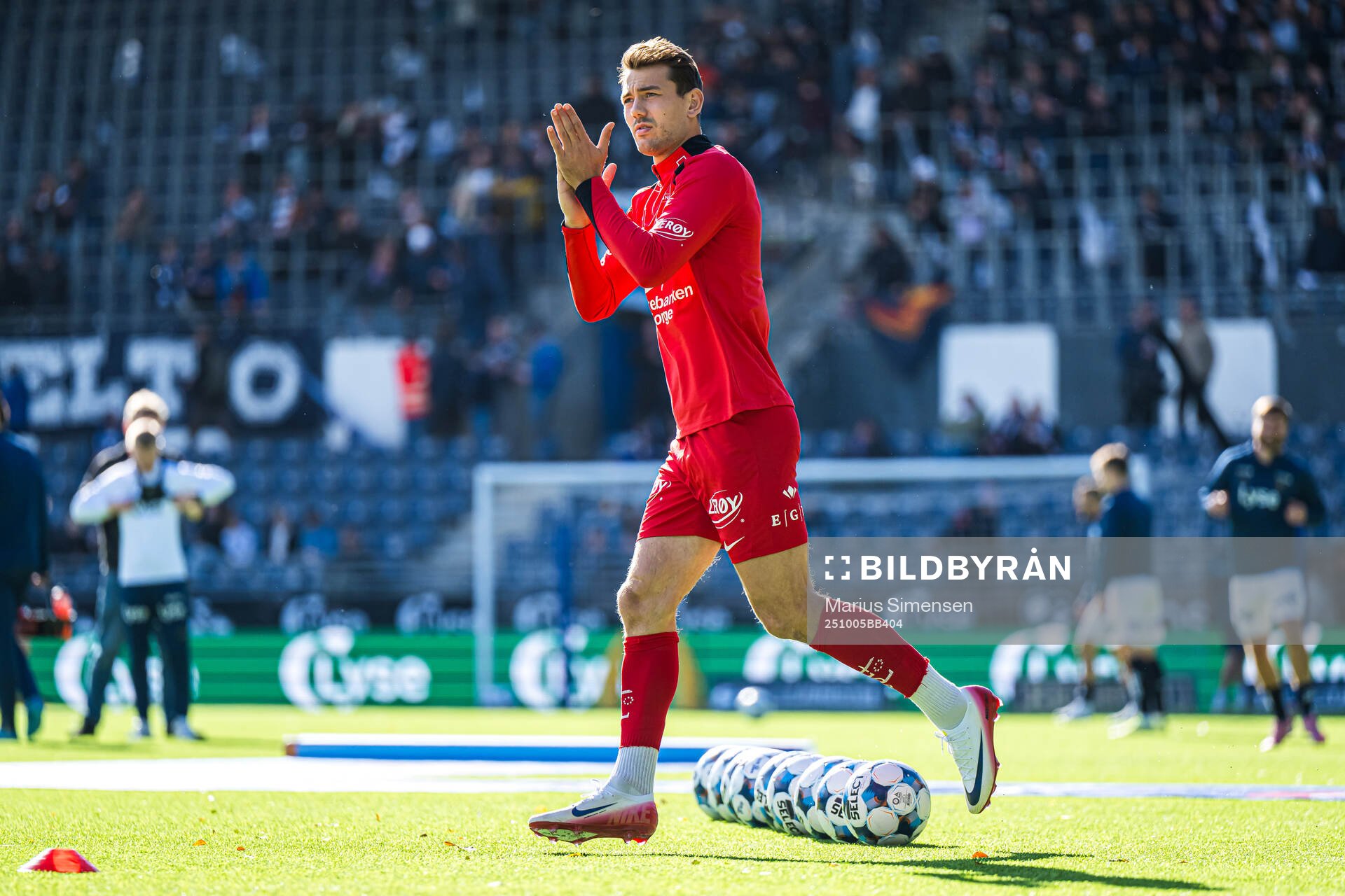 Fredrik Pallesen Knudsen of Brann warms up
