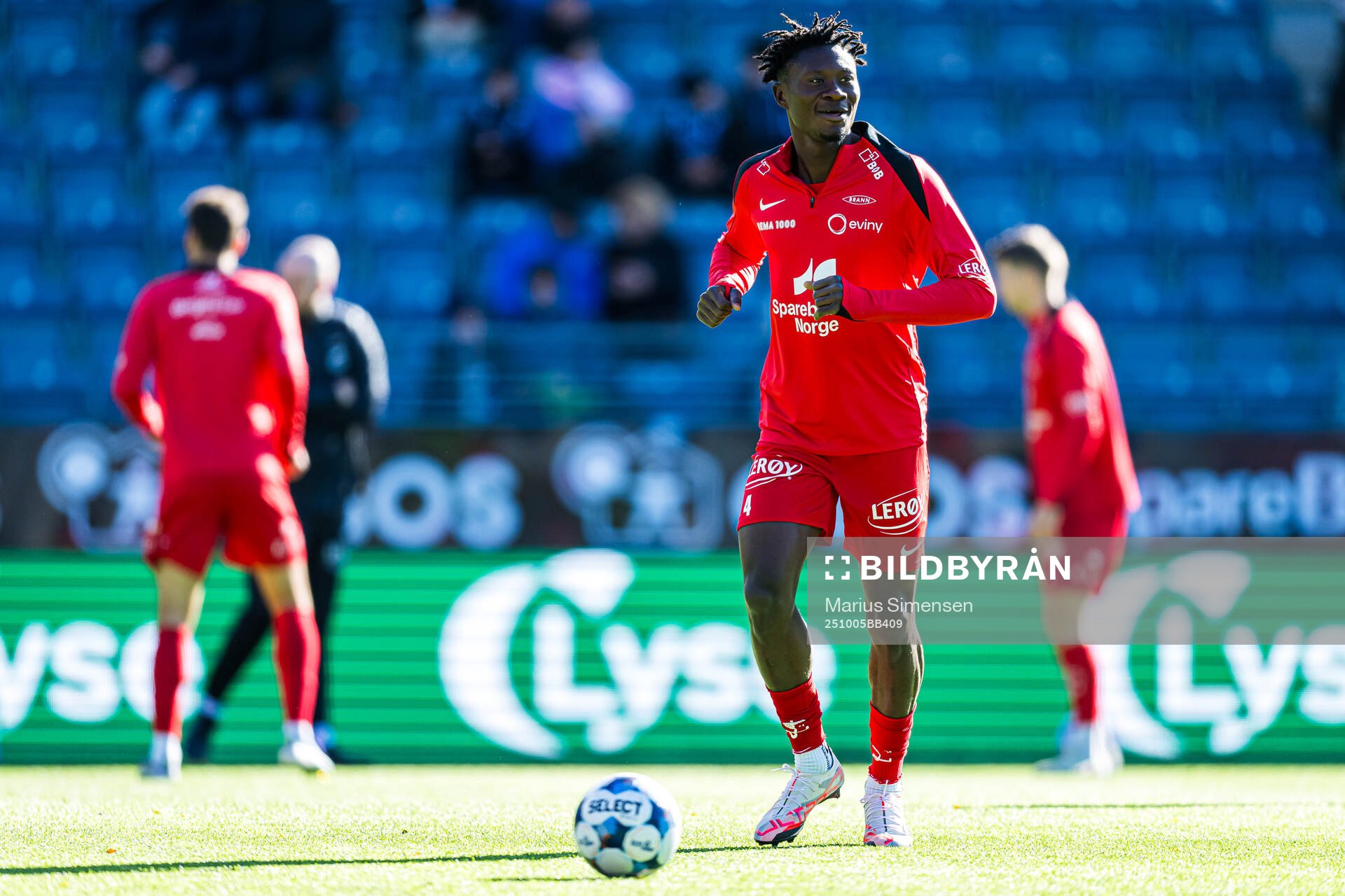 Nana Kwame Boakye of Brann warms up