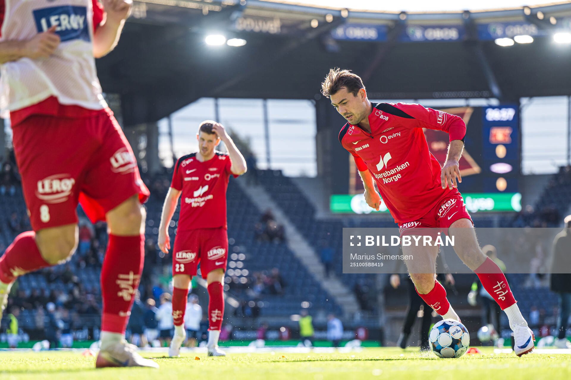 Fredrik Pallesen Knudsen of Brann warms up