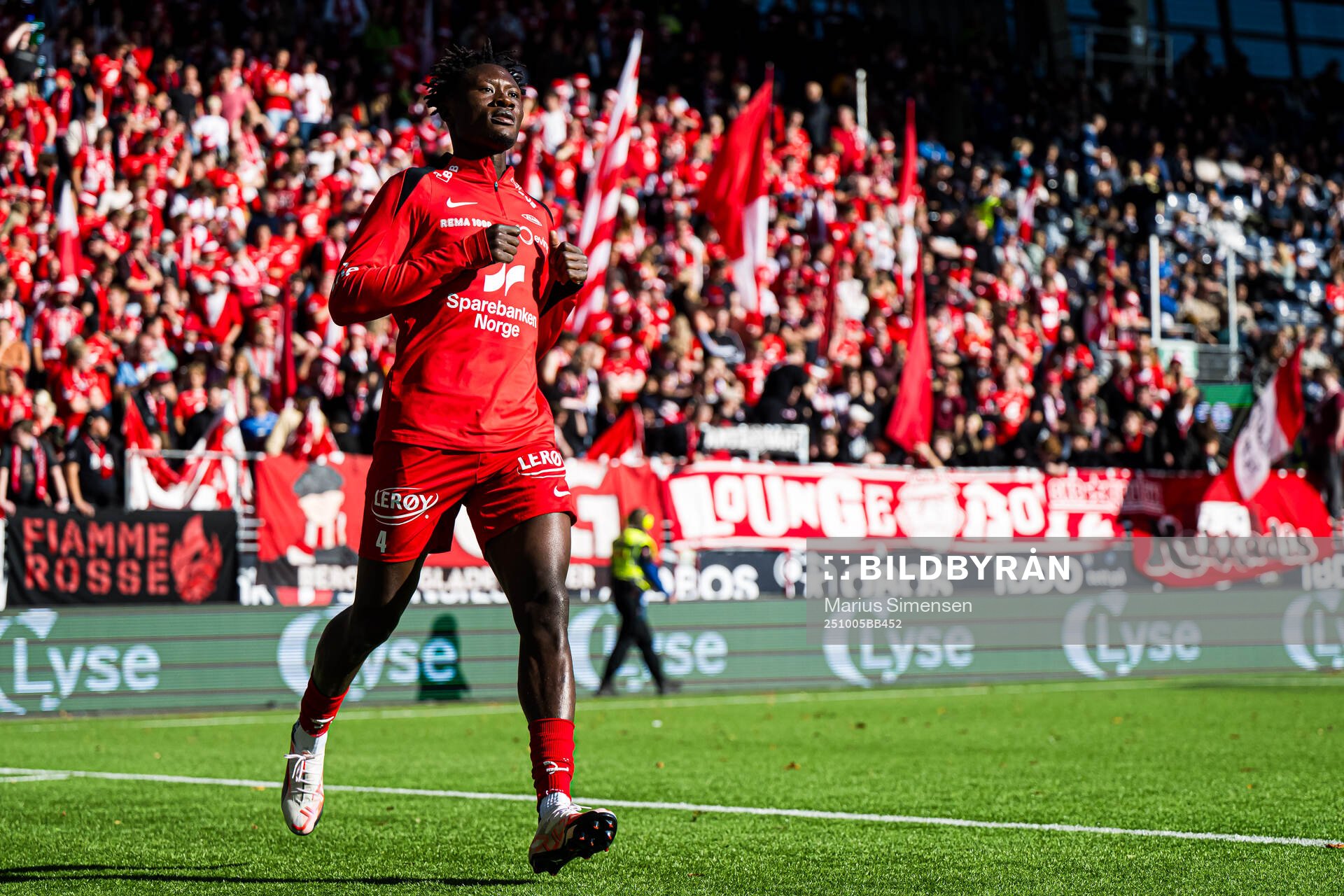 Nana Kwame Boakye of Brann warms up