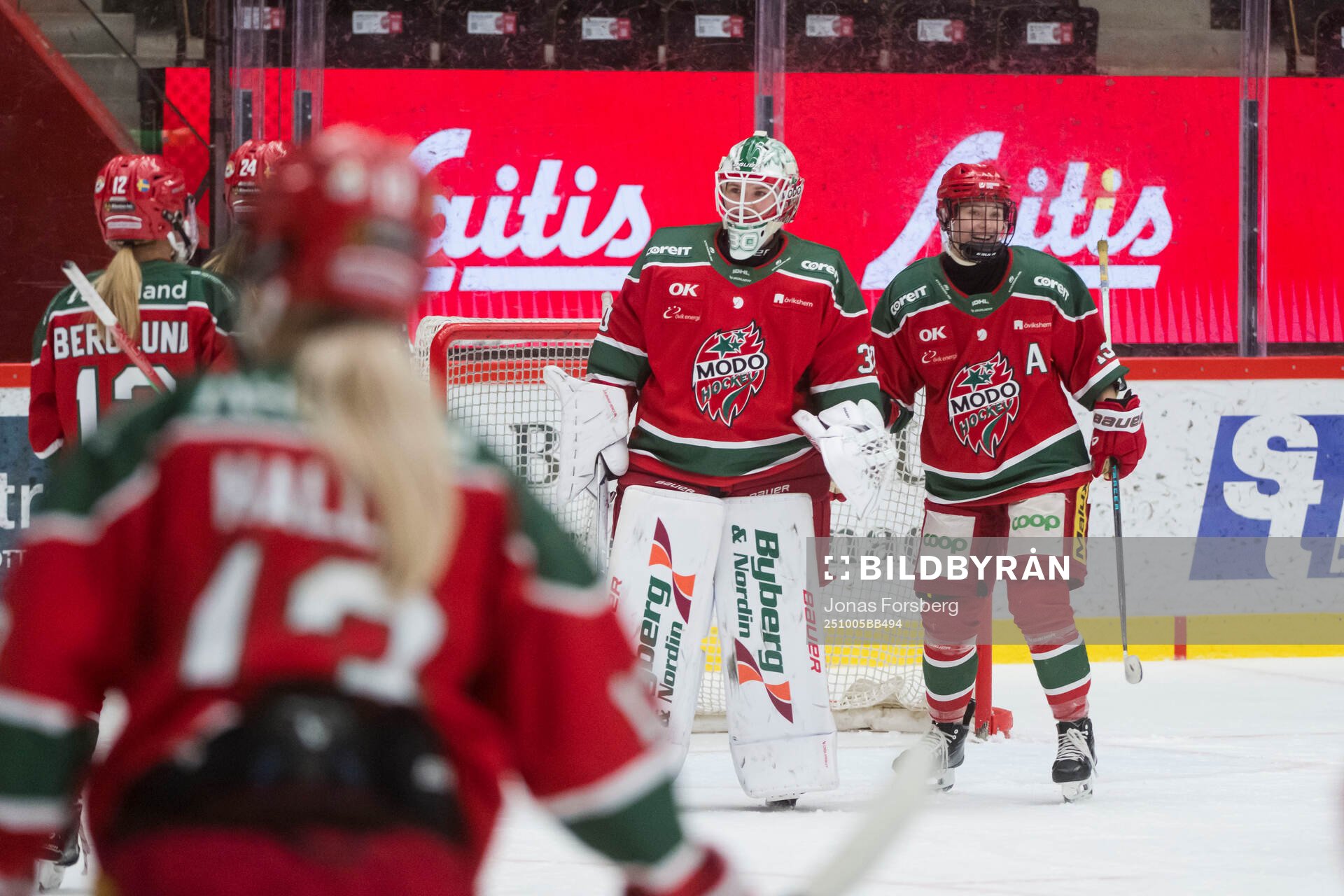 Modos målvakt Lovisa Persson och Linnéa Andersson jublar