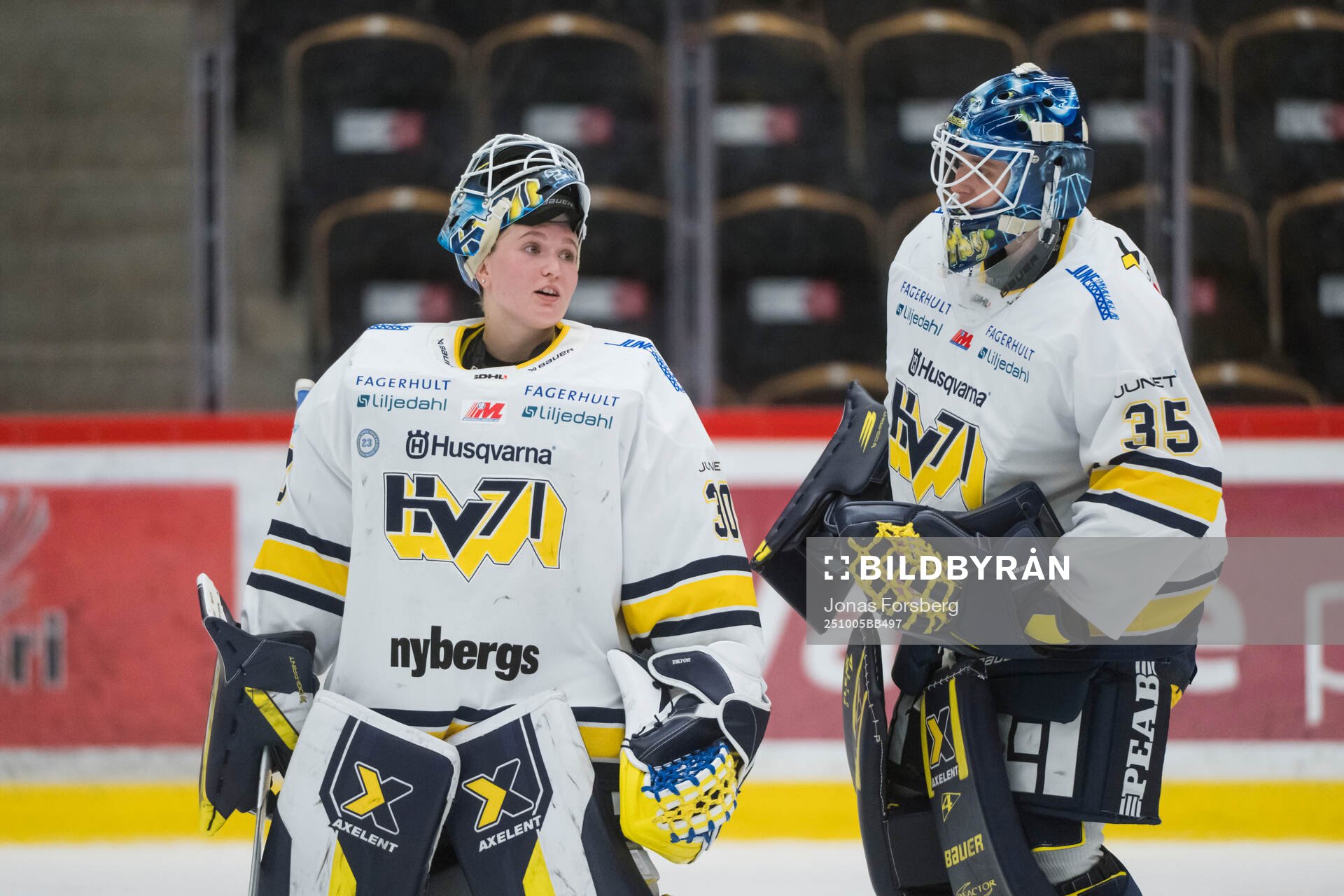 HV71s målvakt Viktorie Svejdova och målvakt Stephanie