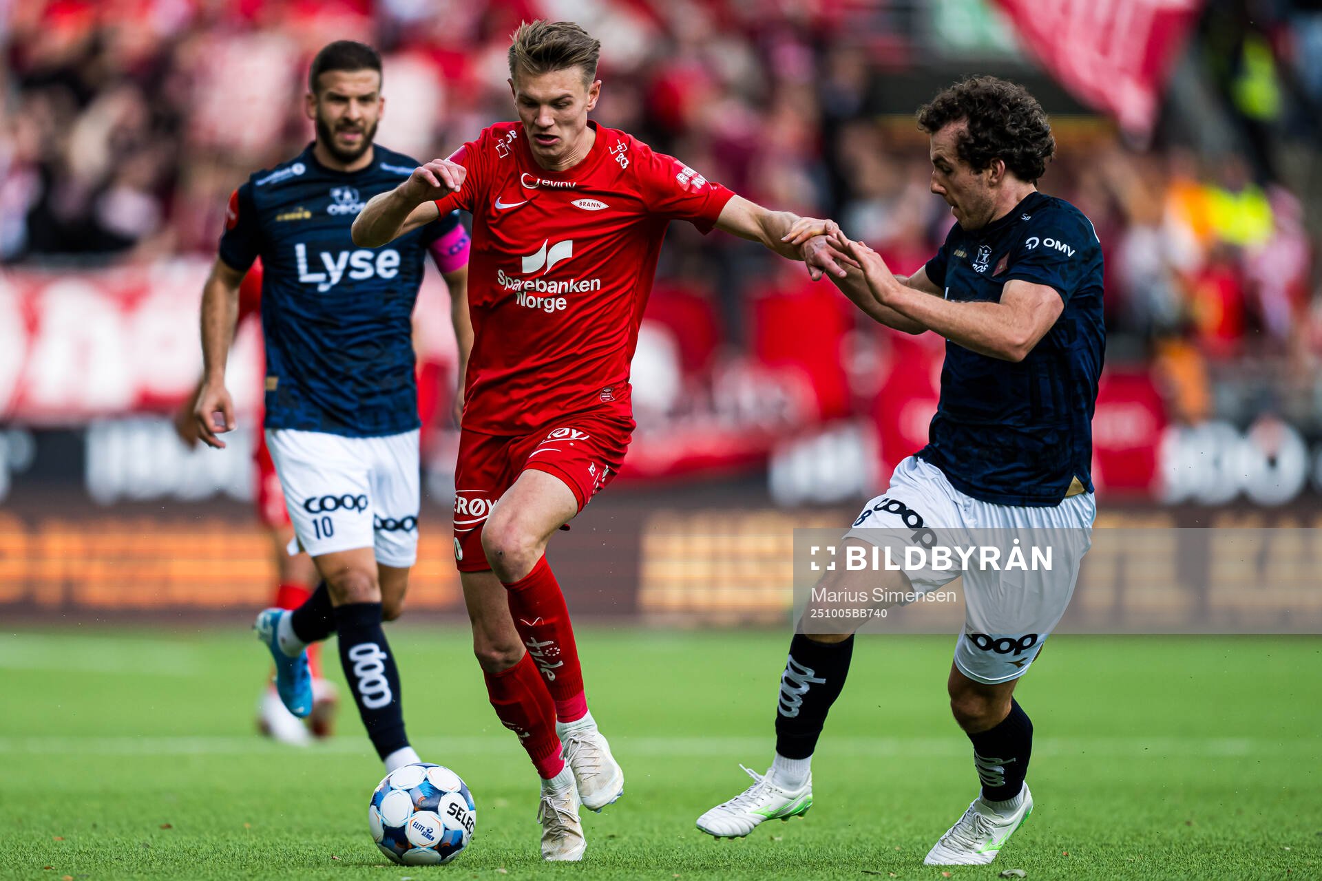 Emil Kornvig of Brann and Joe Bell of Viking