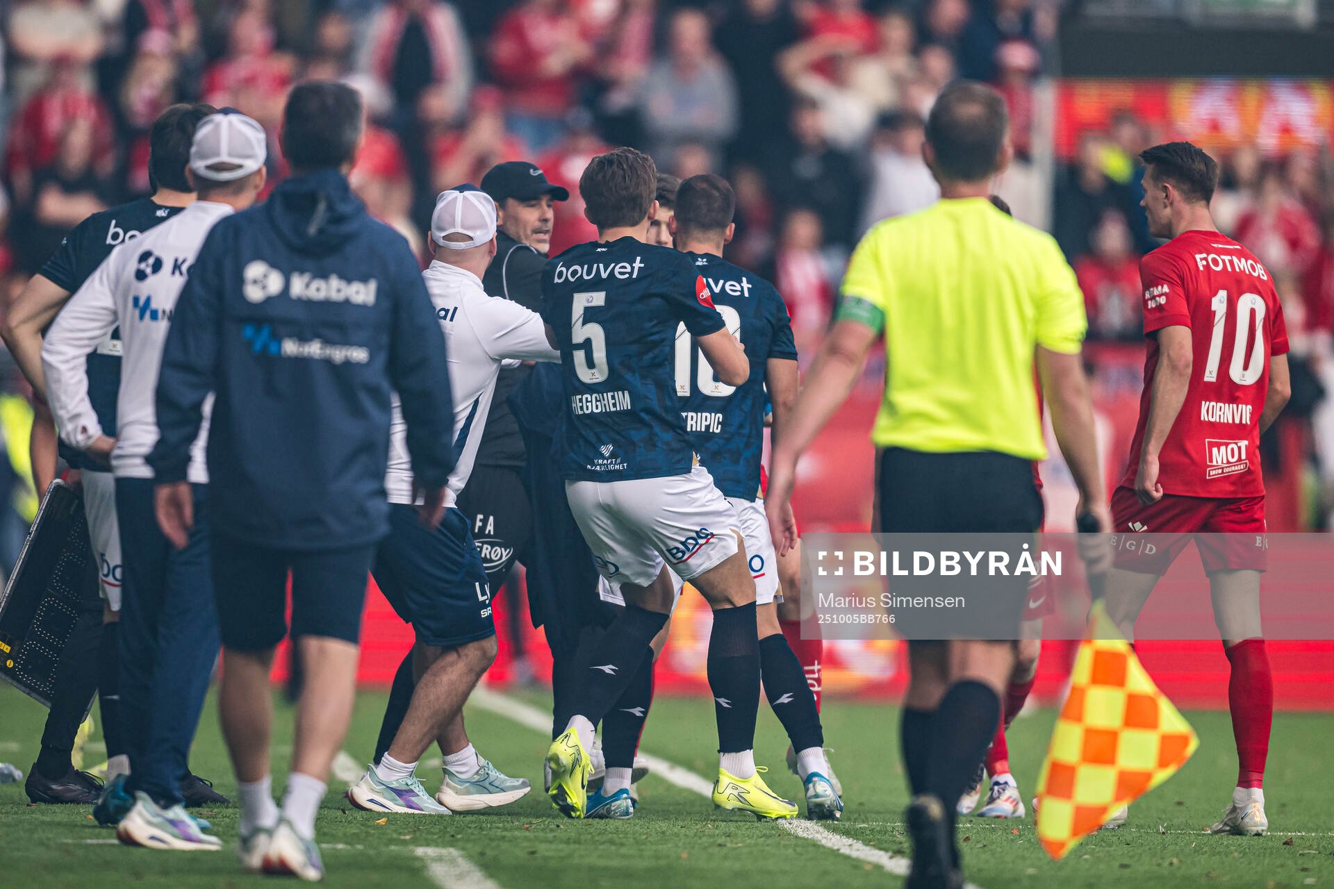 Head coach Freyr Alexandersson of Brann and Zlatko Tripic