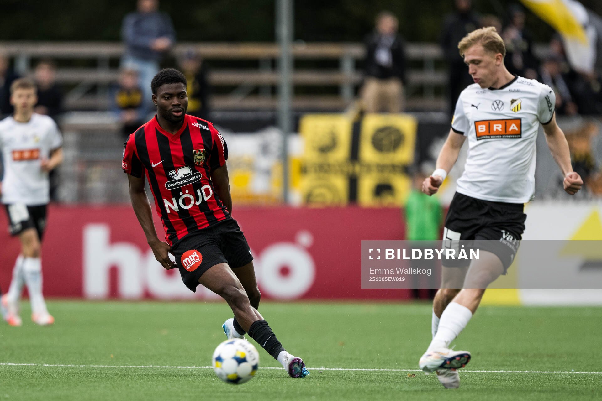 Brommapojkarnas Ezekiel Alladoh och Häckens Olle Samuelsson