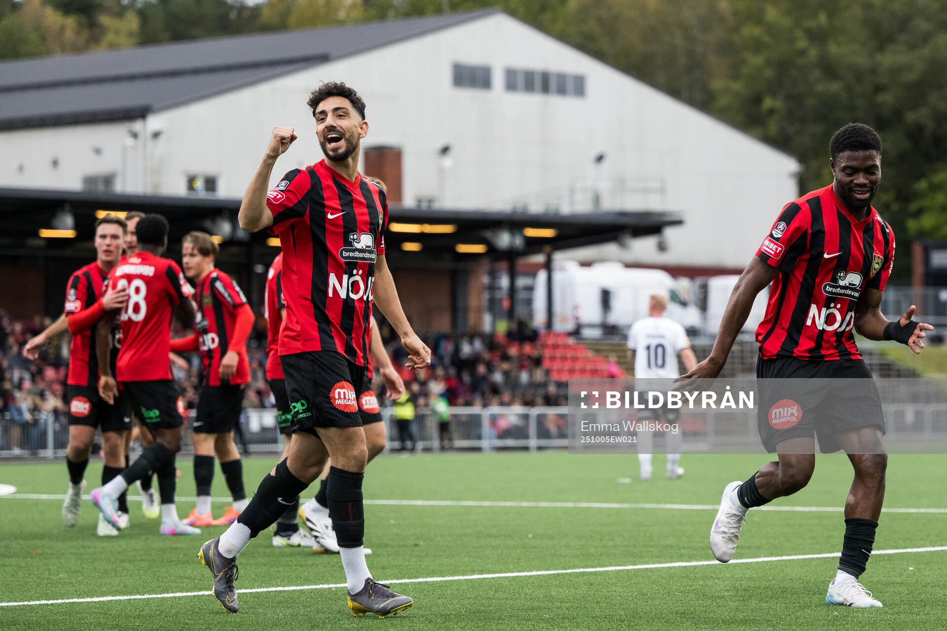 Brommapojkarnas Daleho Irandust och Ezekiel Alladoh jublar