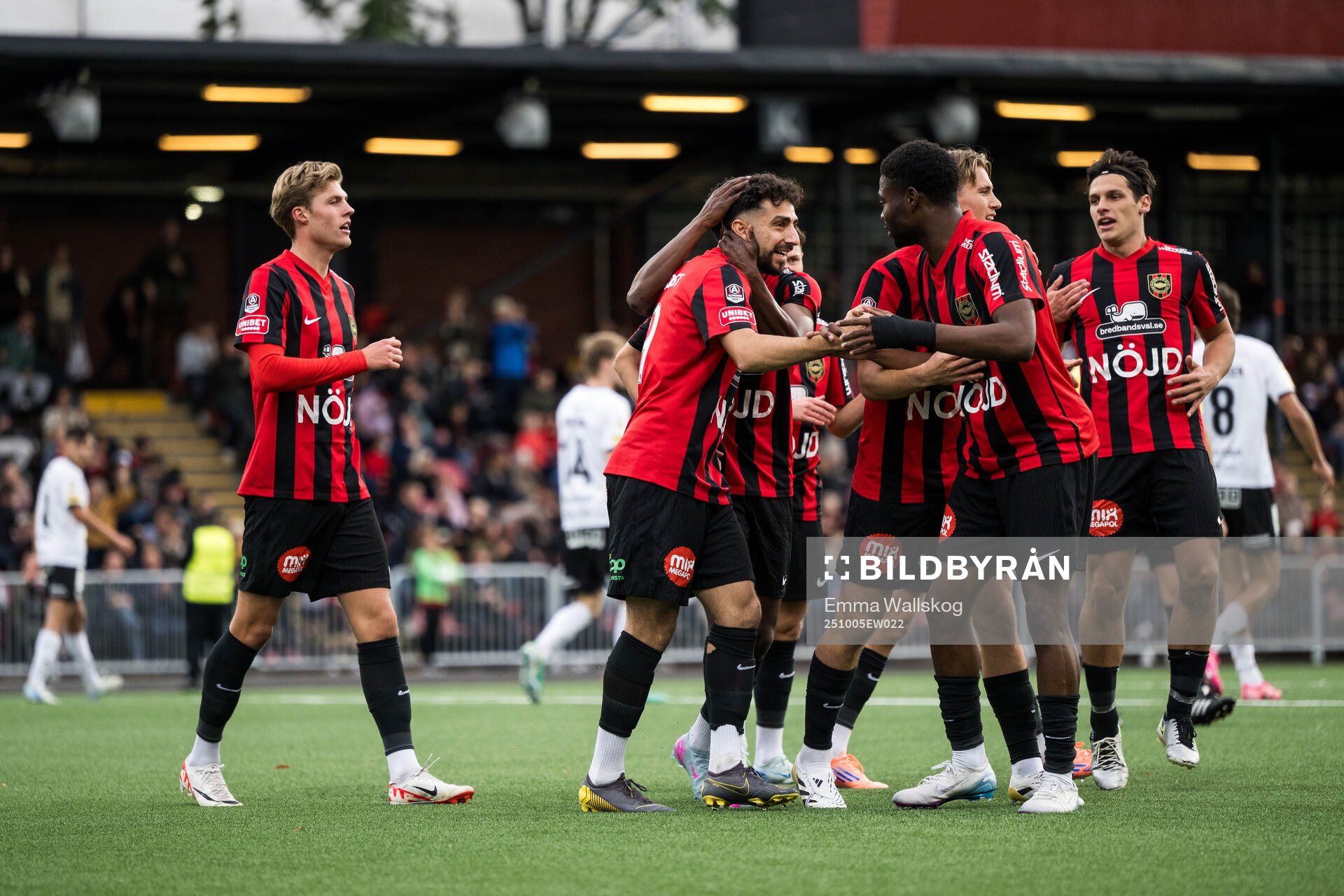 Brommapojkarnas Daleho Irandust jublar med lagkamrater