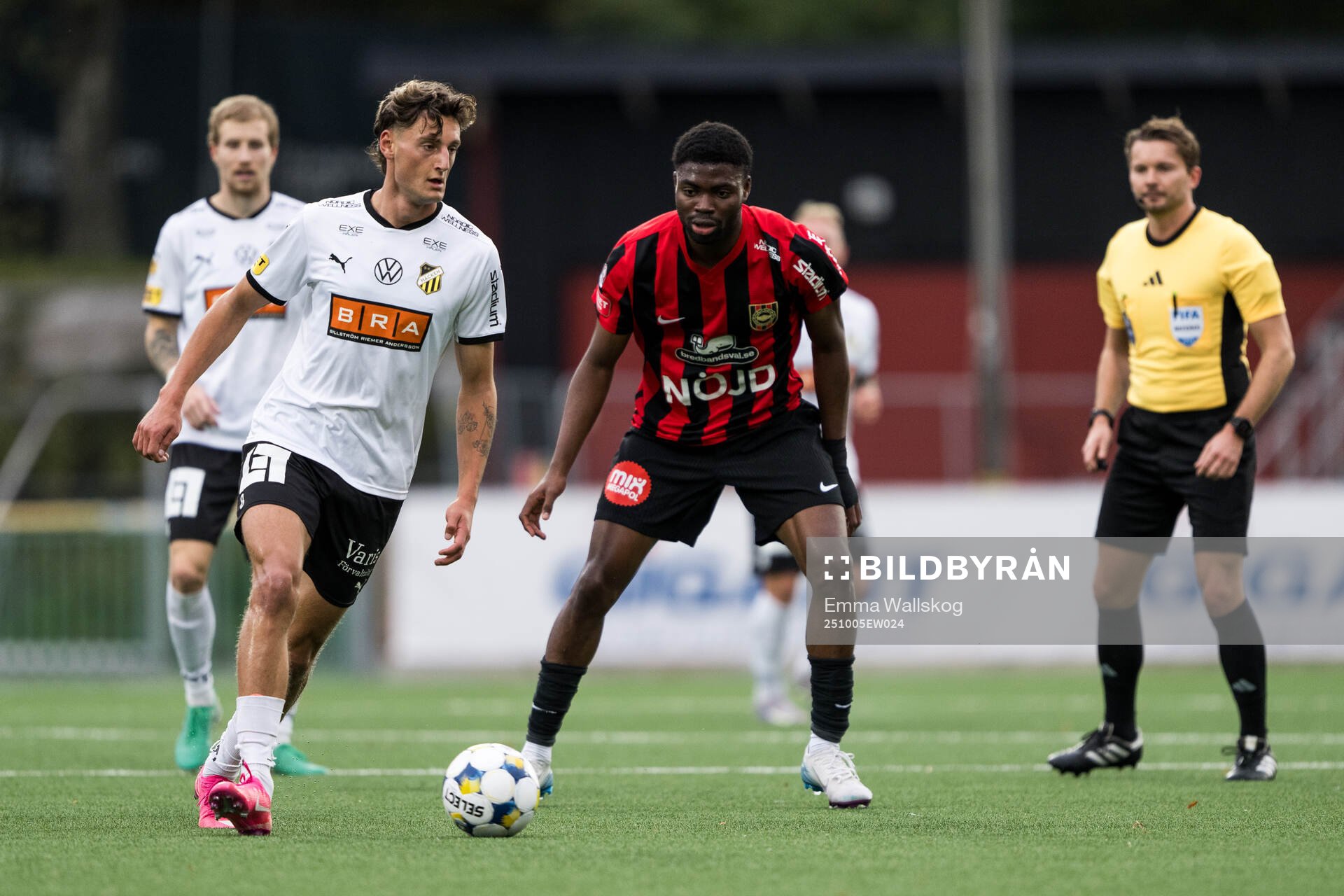 Häckens Silas Andersen och Brommapojkarnas Ezekiel Alladoh