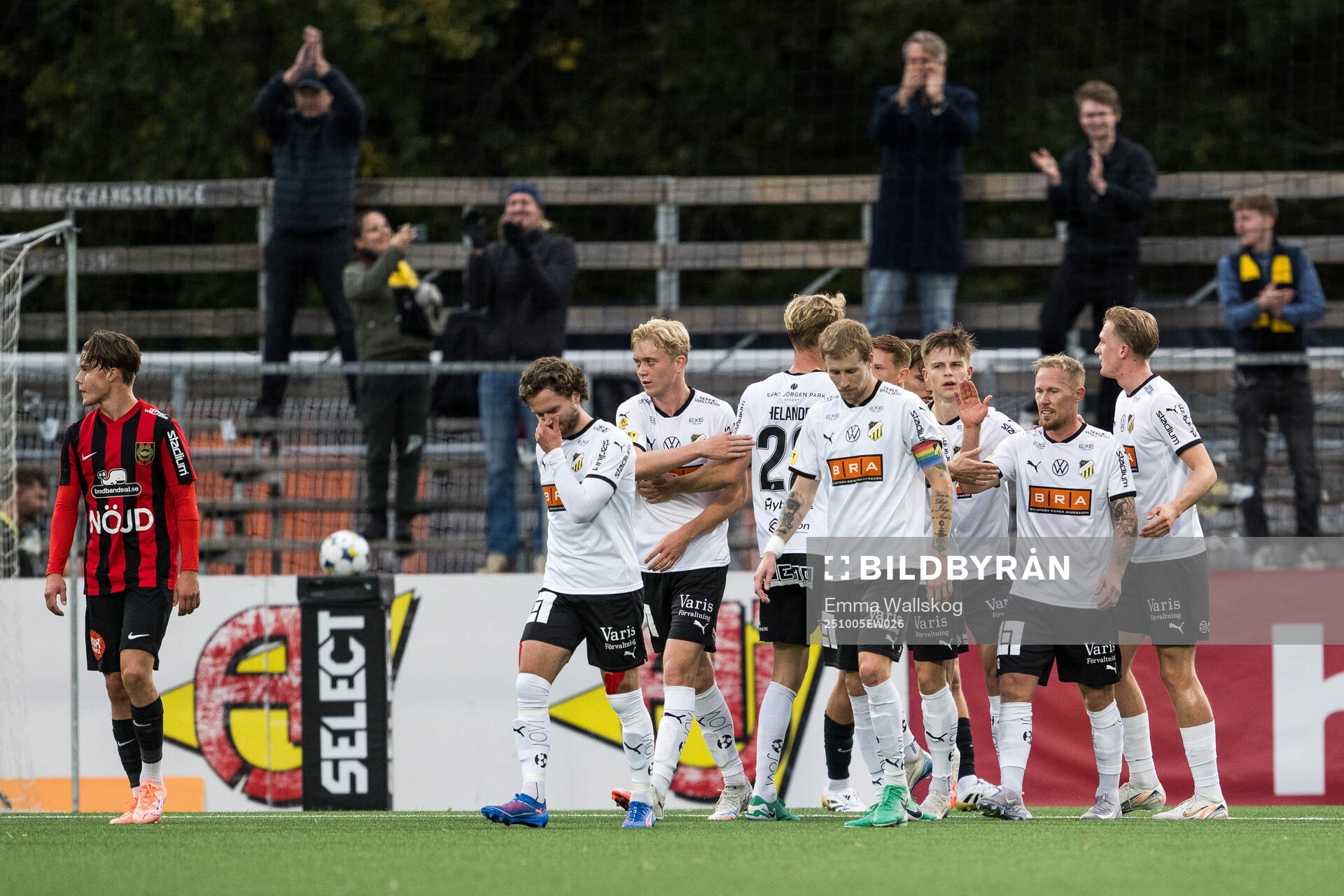 Häckens Mikkel Rygaard Jensen jublar med lagkamrater