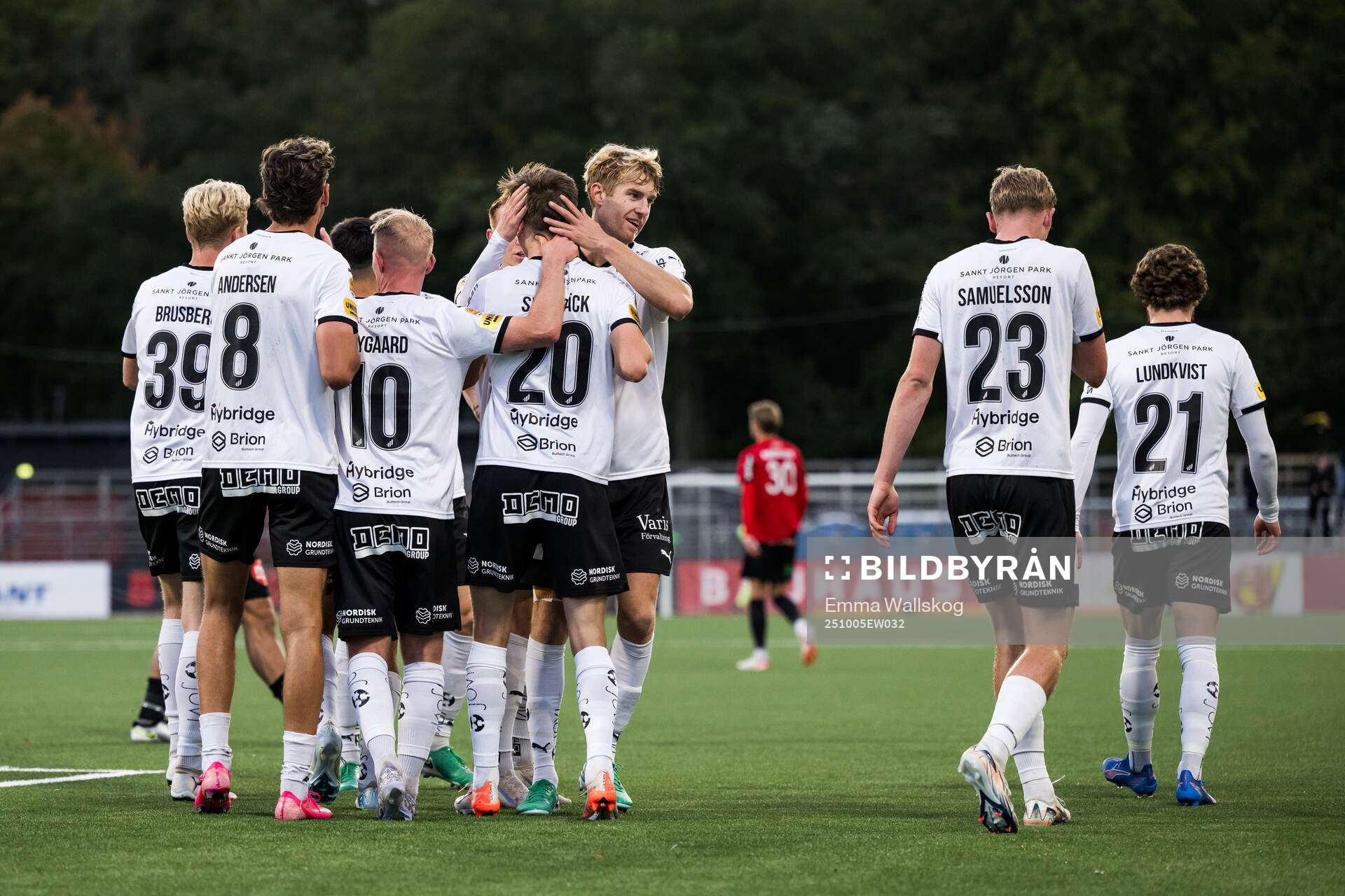 Häckens Adrian Svanbäck jublar med lagkamrater