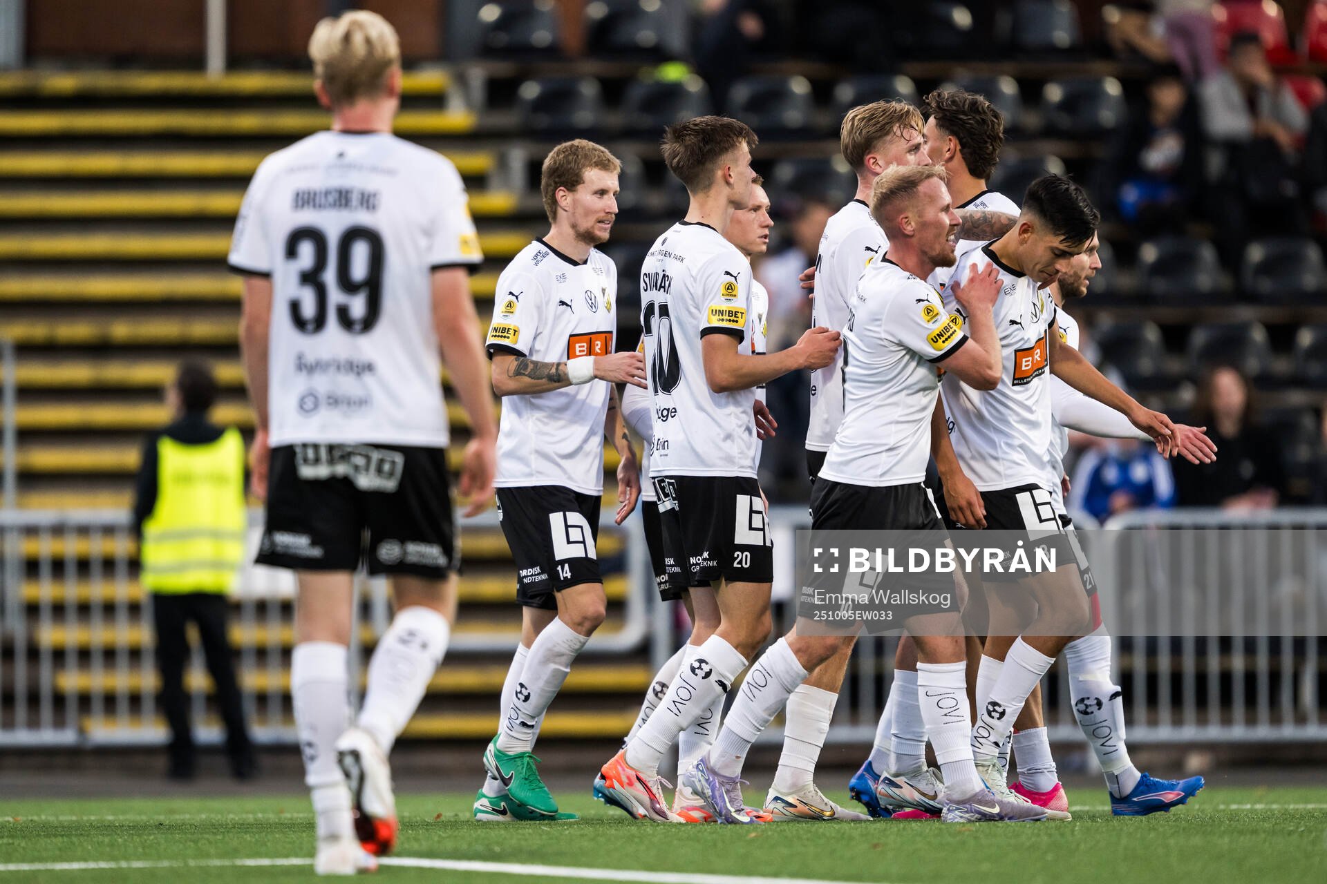 Häckens Simon Gustafson jublar med lagkamrater