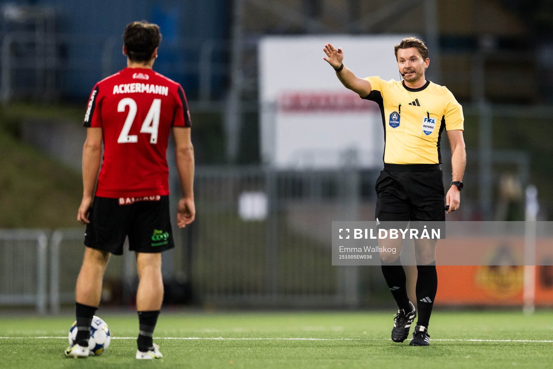 Brommapojkarnas Kevin Ackermann och domare Joakim Sars