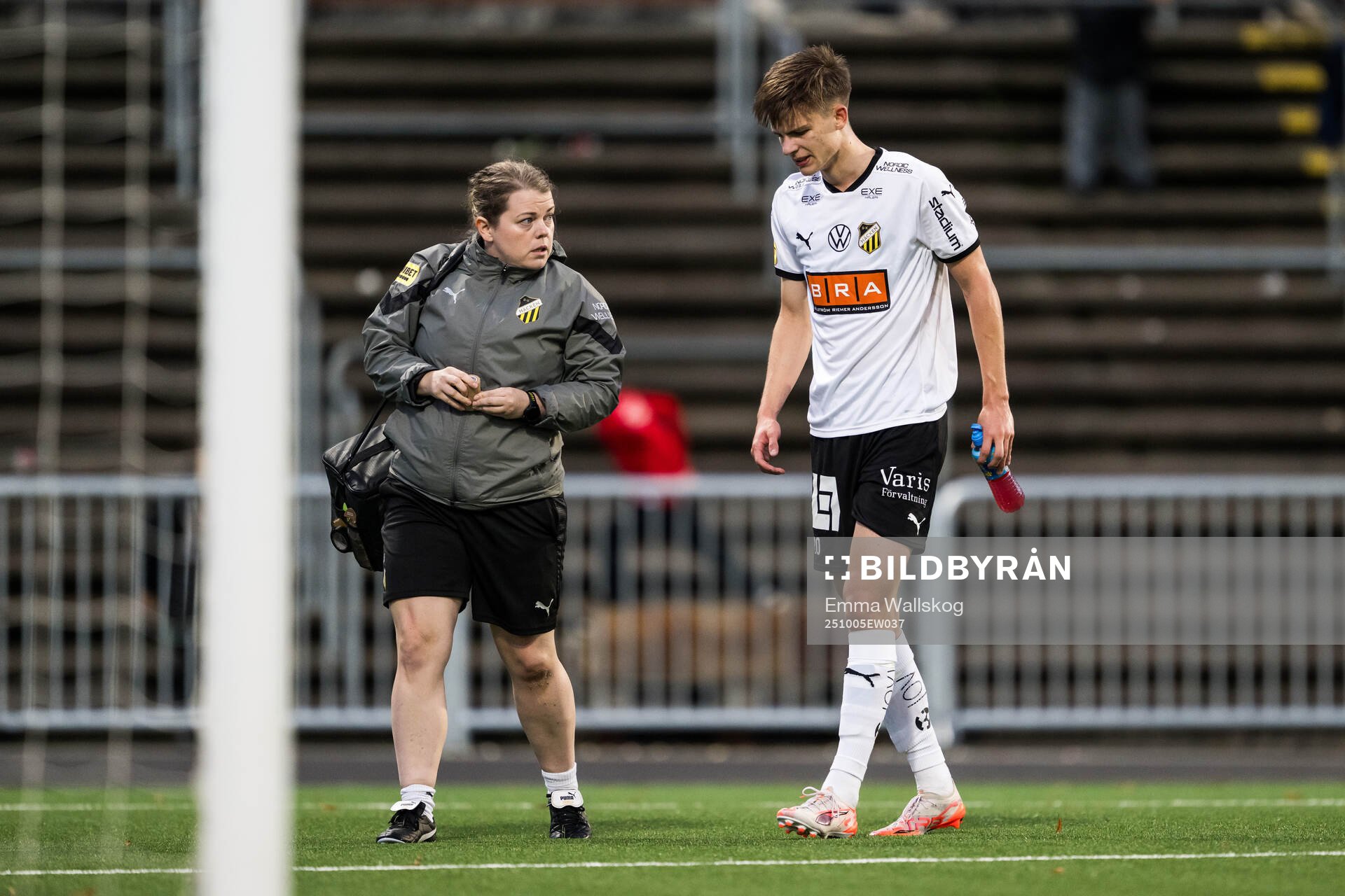Häckens Adrian Svanbäck lämnar plan efetr skada