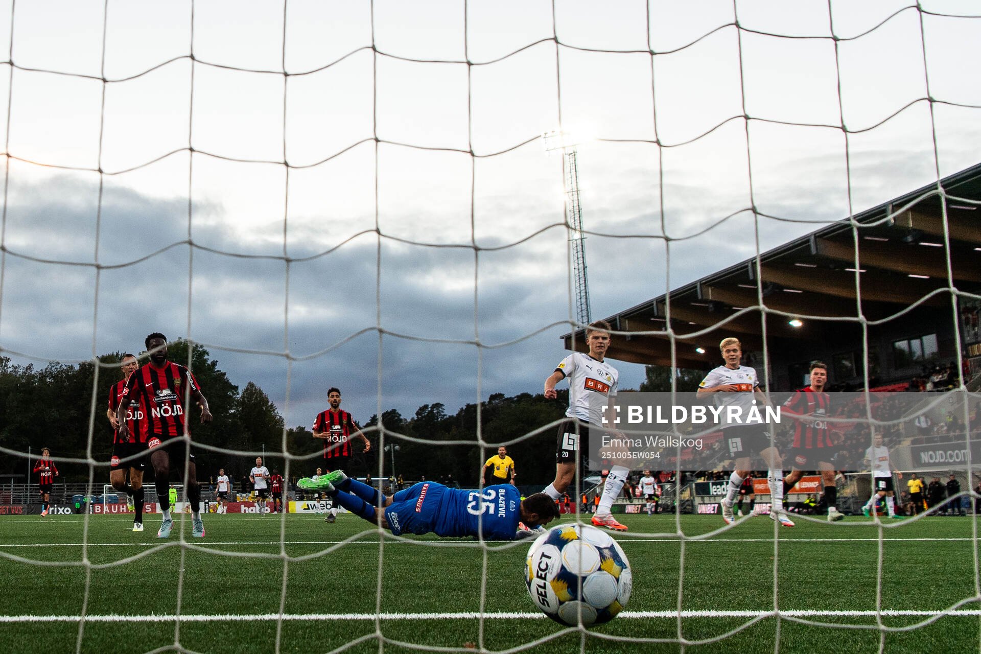 Häckens Adrian Svanbäck gör 1-2 bakom Brommapojkarnas