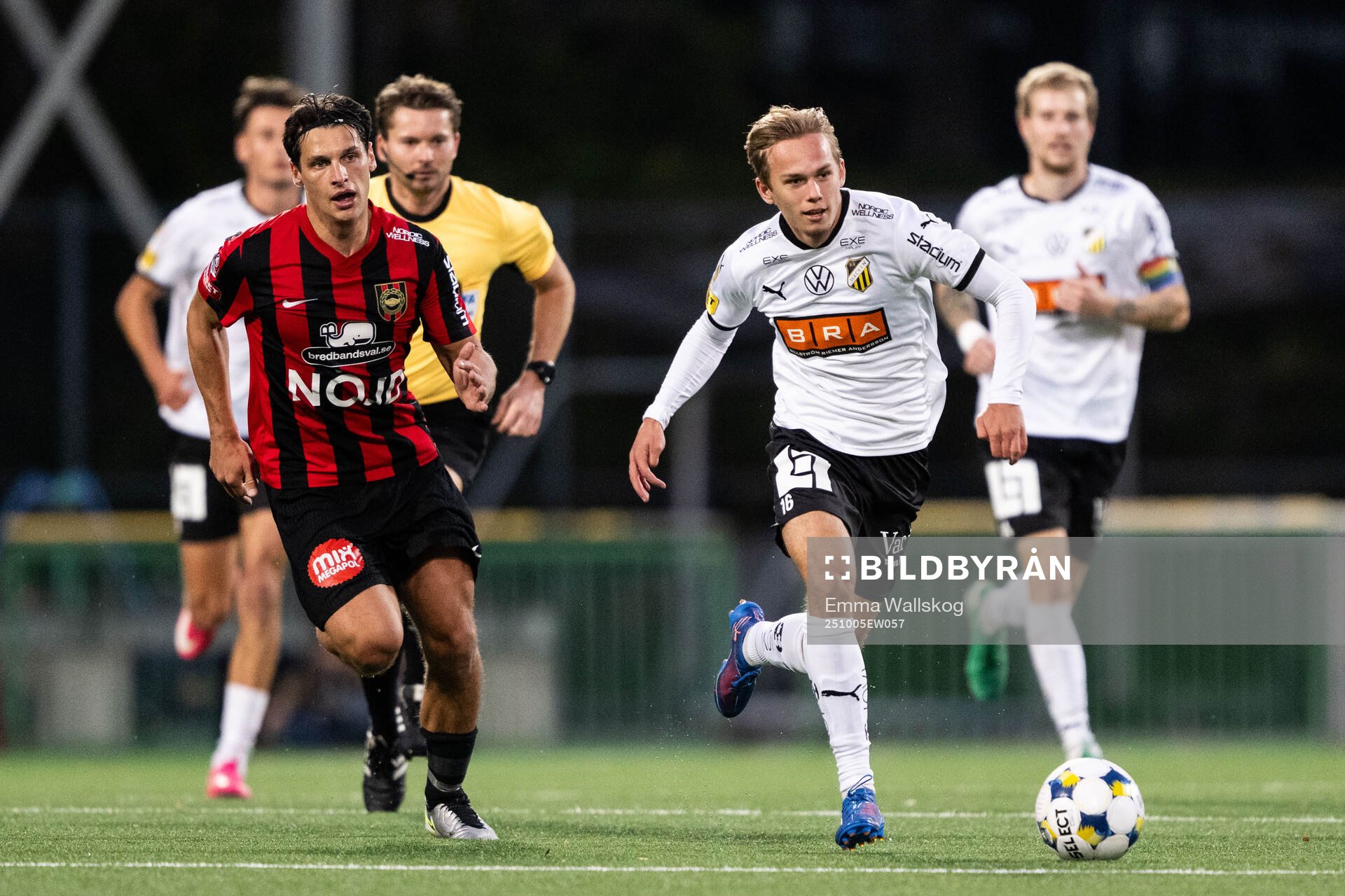 Brommapojkarnas Kevin Ackermann och Häckens Pontus Dahbo