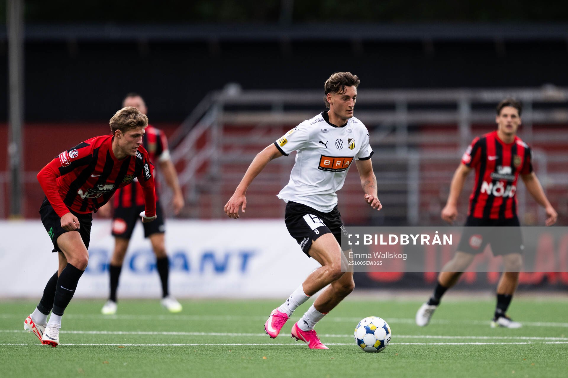 Brommapojkarnas Lukas Björklund och Häckens Silas Andersen