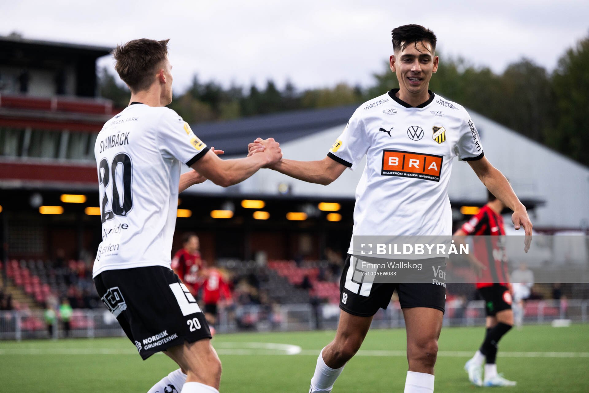 Häckens Adrian Svanbäck jublar med Danilo Al-Saed