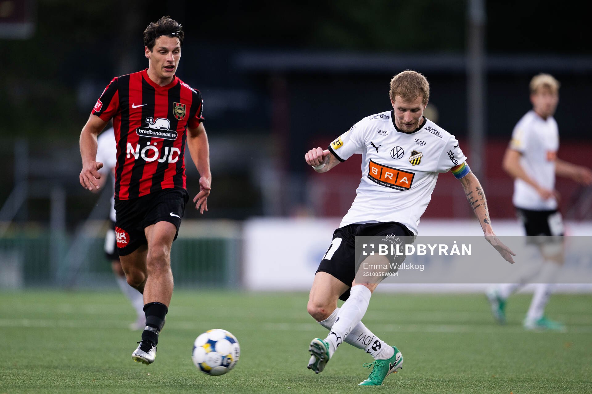 Brommapojkarnas Kevin Ackermann och Häckens Simon Gustafson