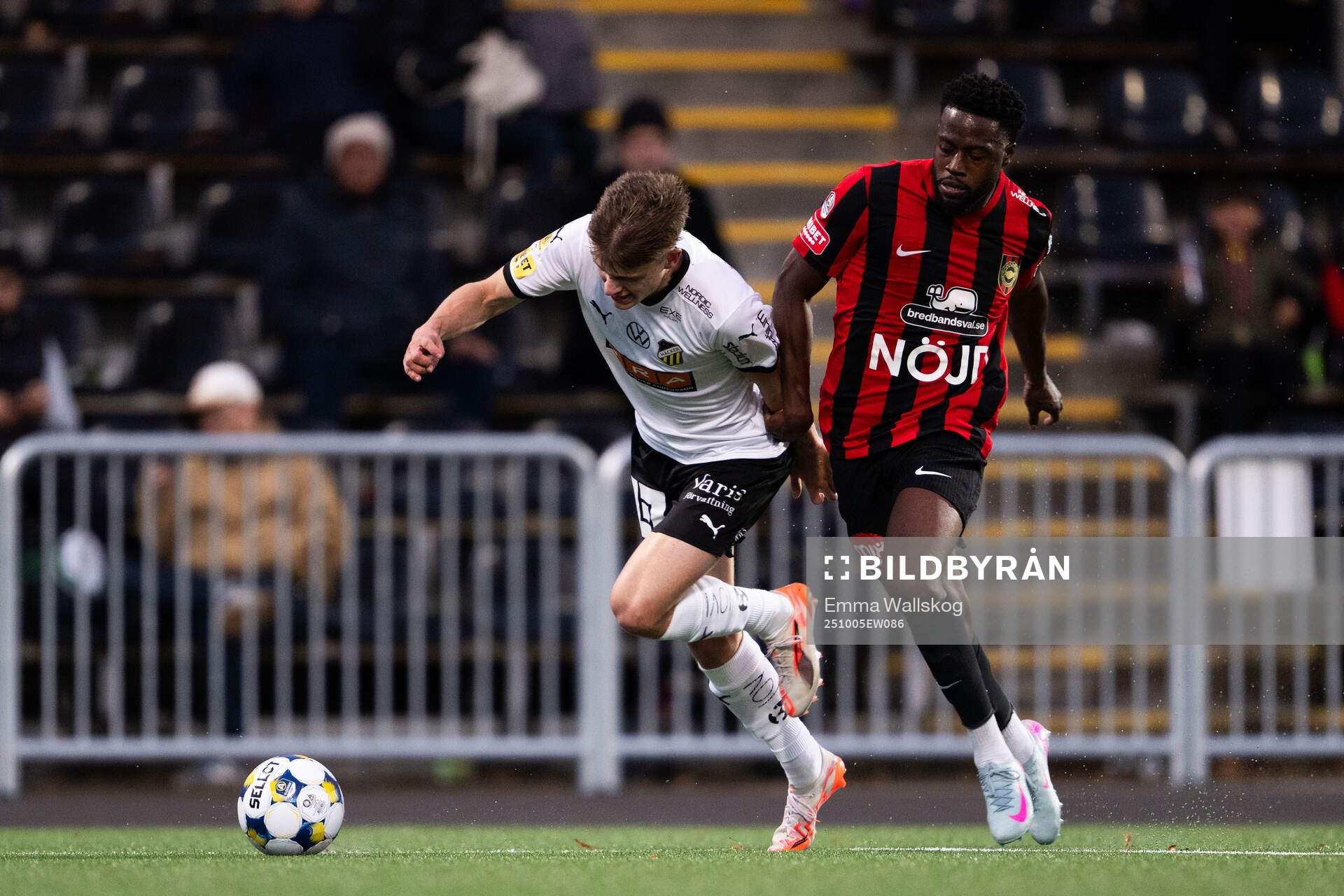 Häckens Adrian Svanbäck och Brommapojkarnas Isak Ssali