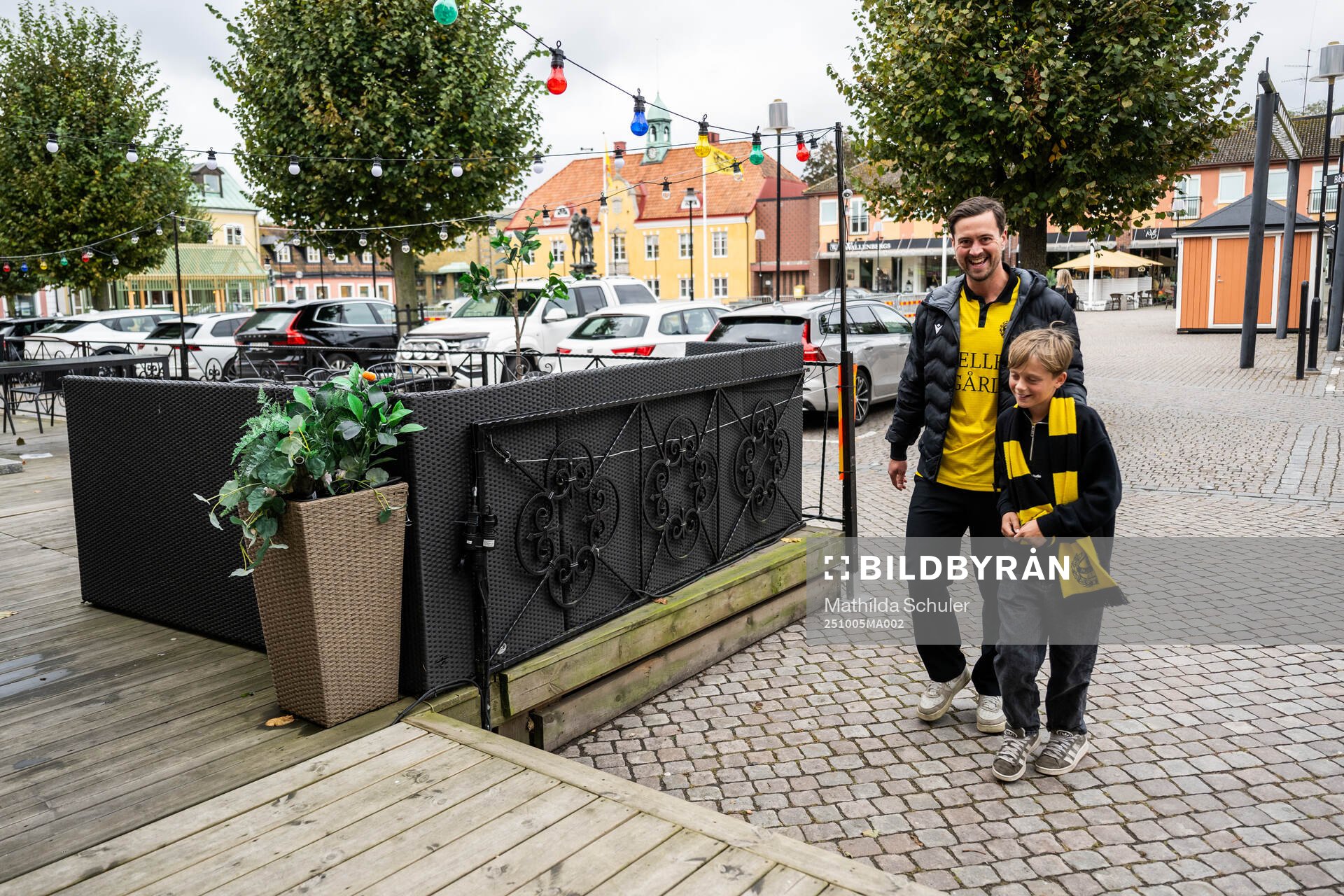 Mjällbys klubbchef Jacob Lennartsson anländer