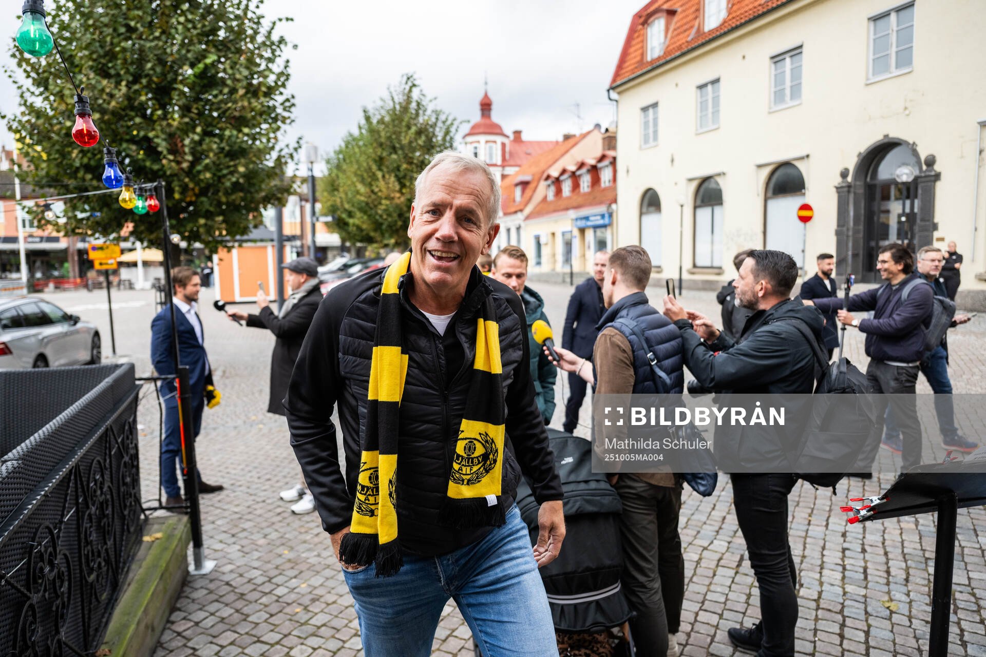Mjällbys sportchef Hasse Larsson anländer