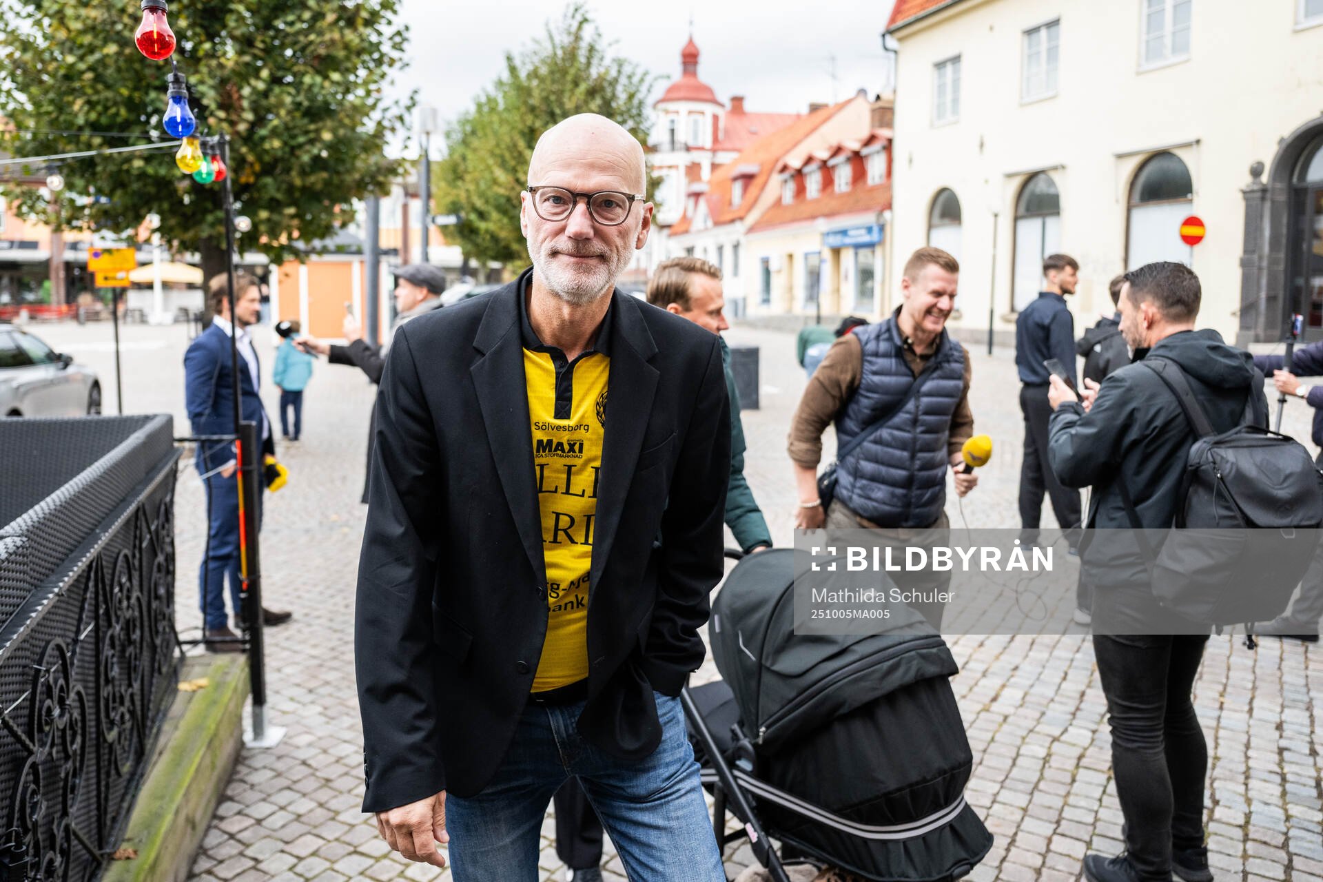 Mjällbys ordförande Magnus Emeus anländer