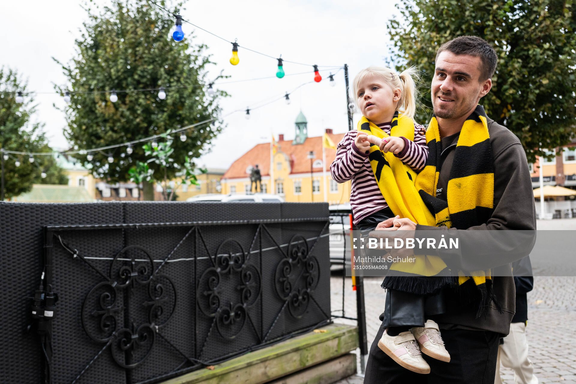 Mjällbys Jesper Gustavsson anländer med familj