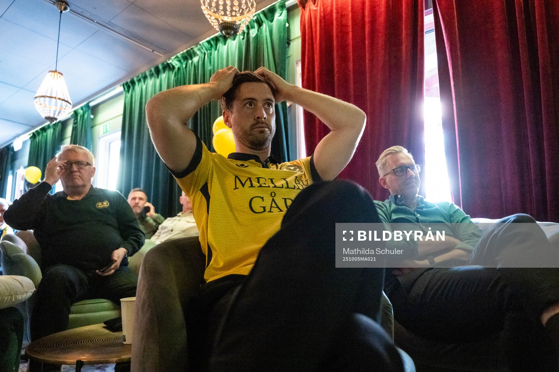 Mjällbys klubbchef Jacob Lennartsson när laget gemensamt
