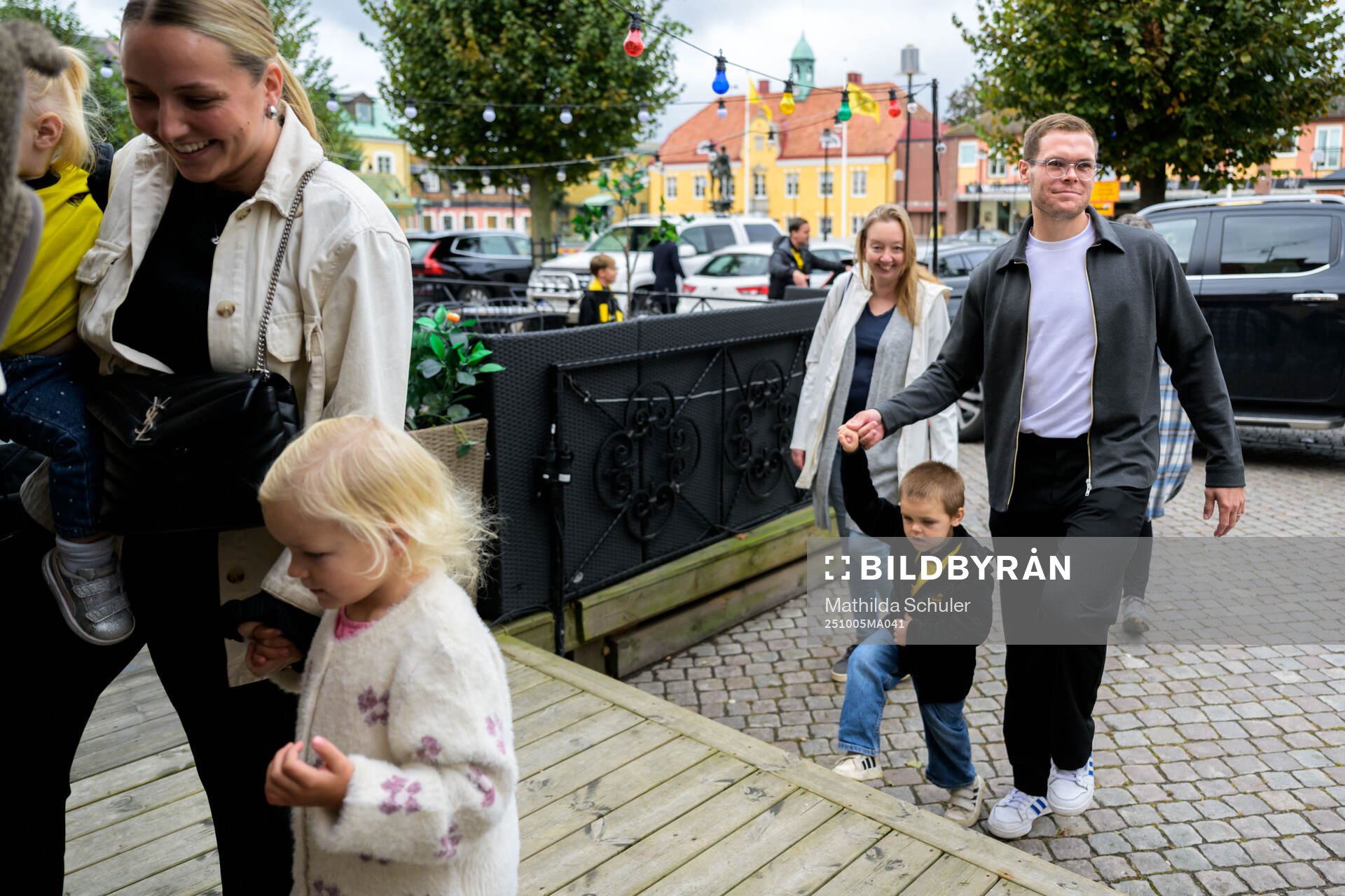 Mjällbys Jacob Bergström anländer när laget gemensamt