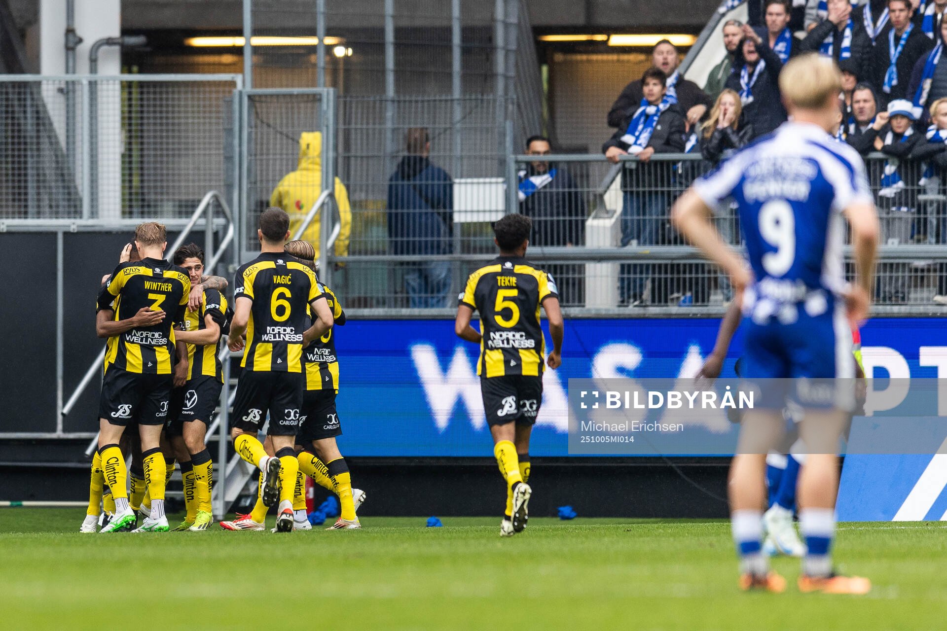 Hammarbys Paulos Abraham jublar med lagkamrater