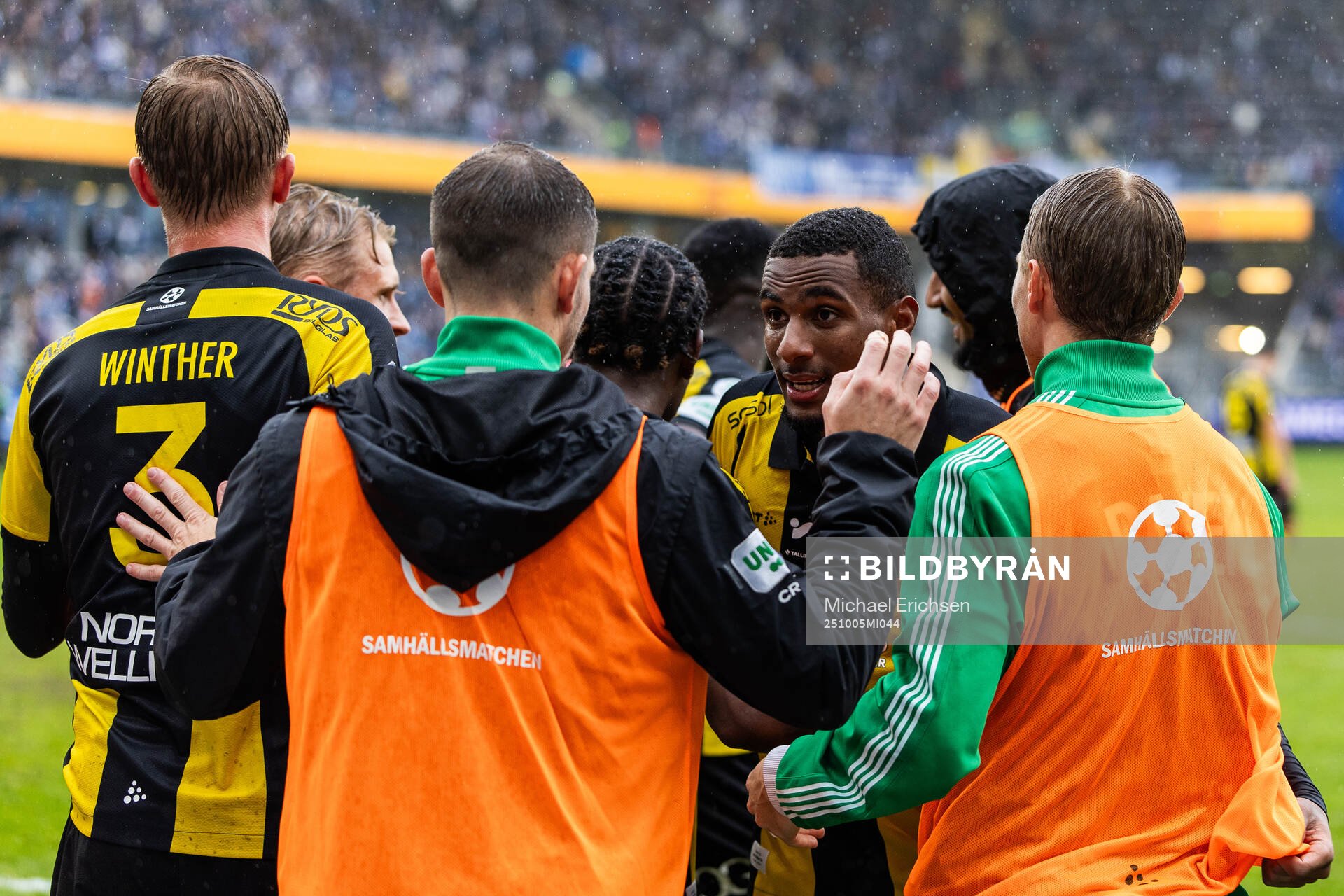 Hammarbys Paulos Abraham jublar med lagkamrater