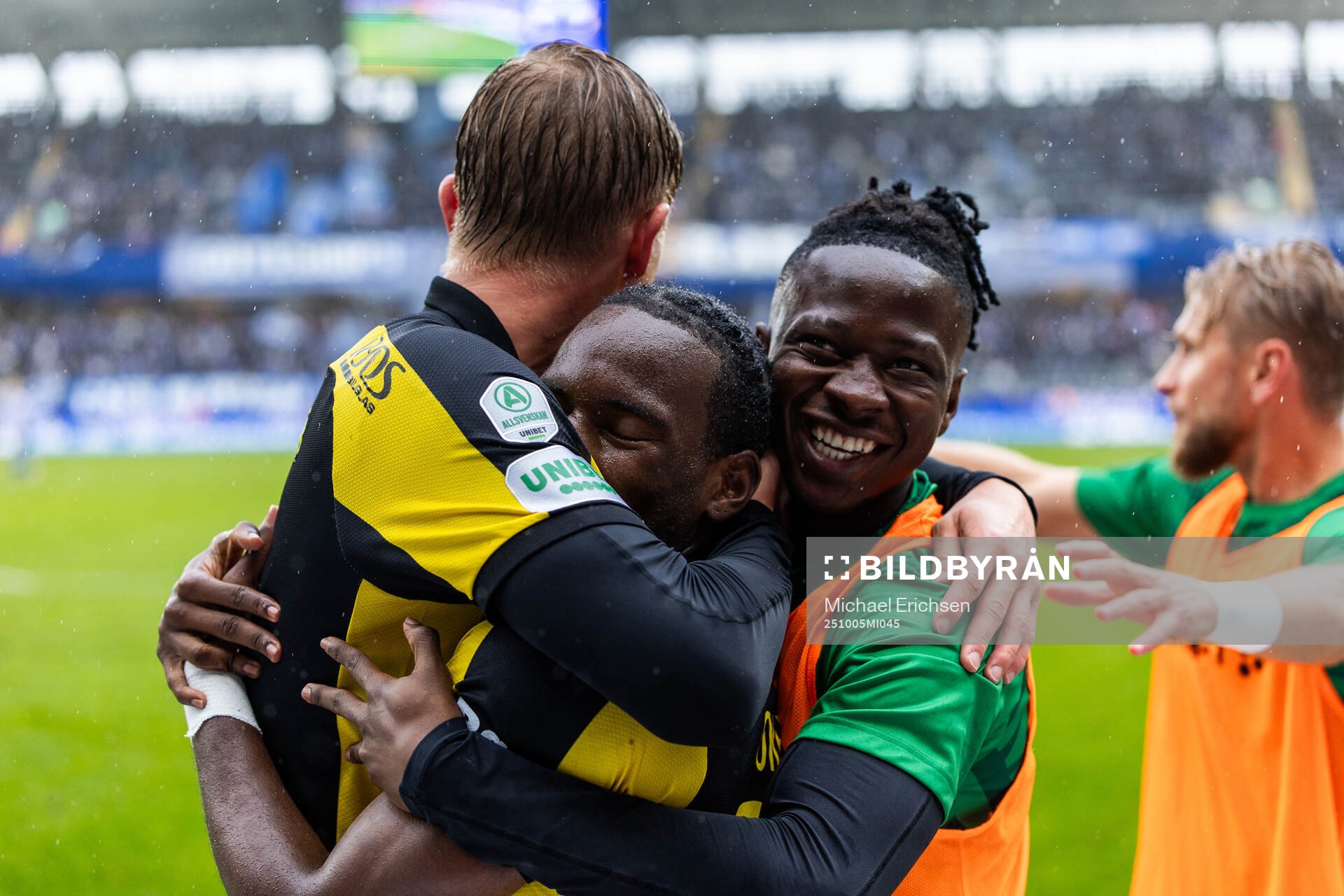 Hammarbys Okeke Obilor Denzel jublar med lagkamrater
