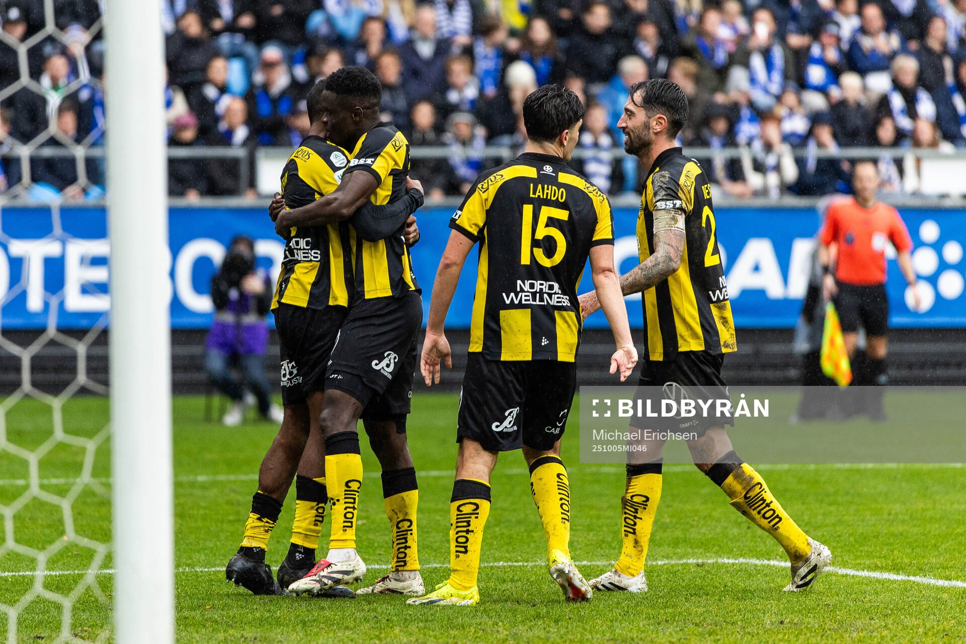 Hammarbys Paulos Abraham jublar med Okeke Obilor Denzel,