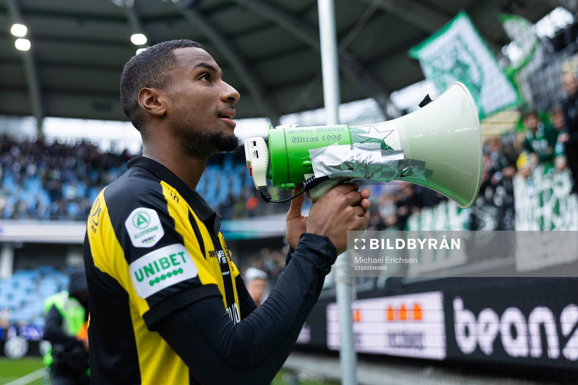 Hammarbys Paulos Abraham håller i segersång framför