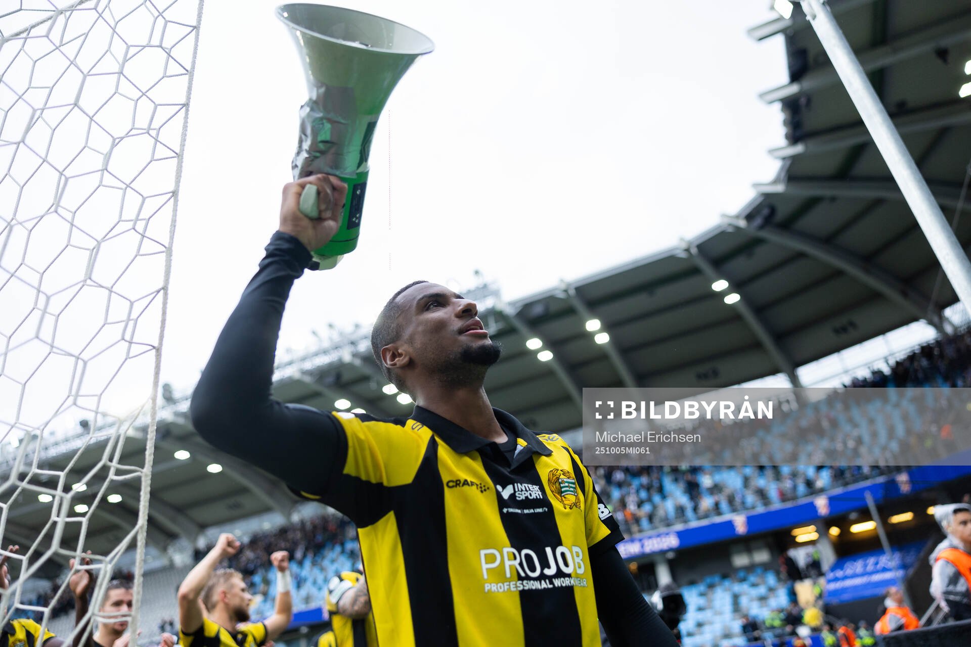 Hammarbys Paulos Abraham håller i segersång framför