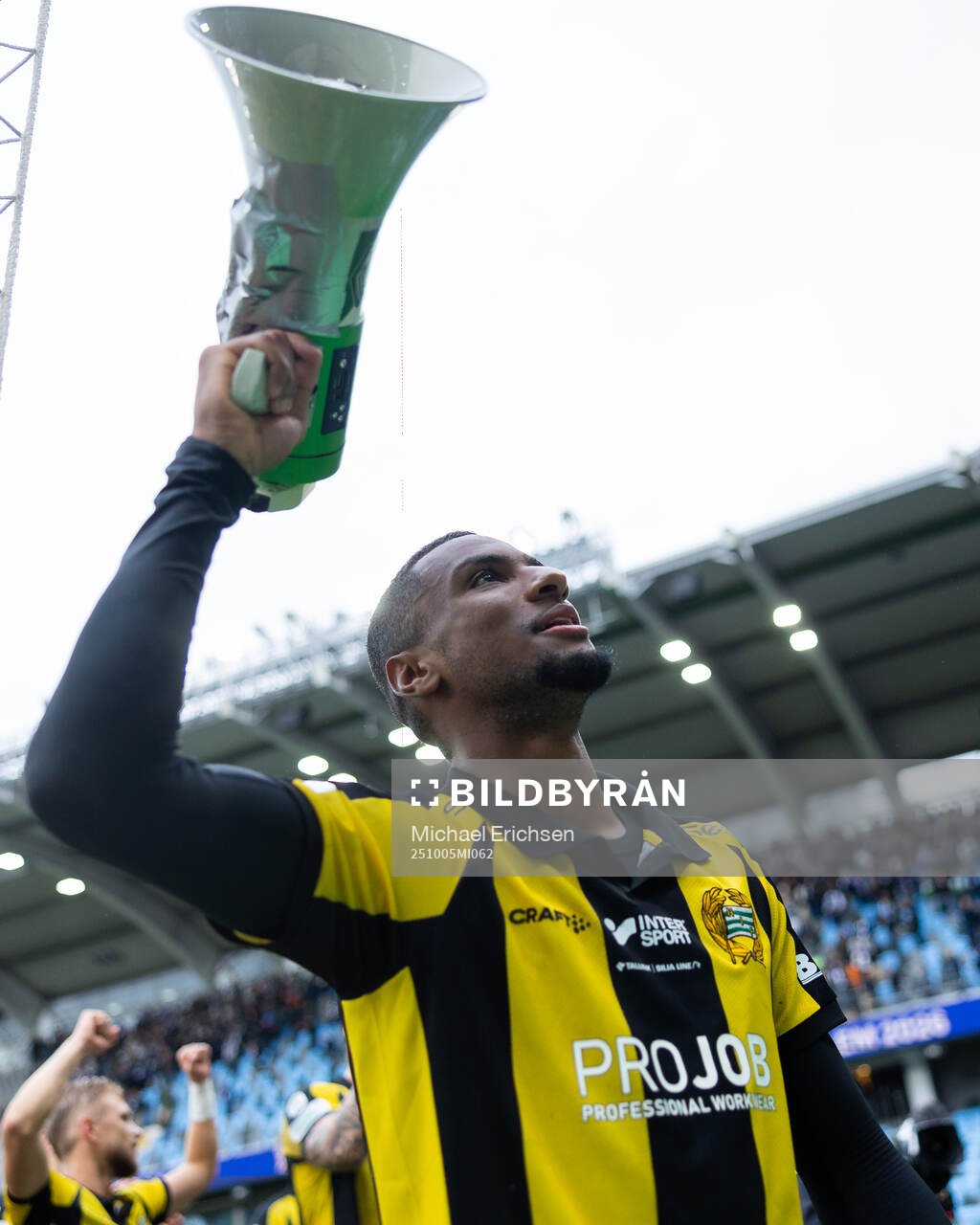 Hammarbys Paulos Abraham håller i segersång framför