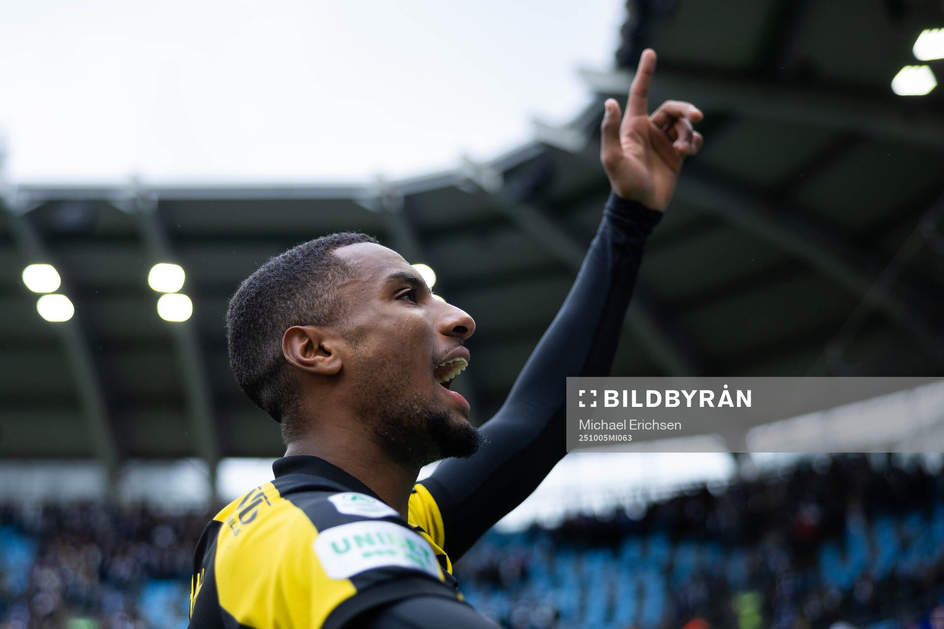 Hammarbys Paulos Abraham håller i segersång framför