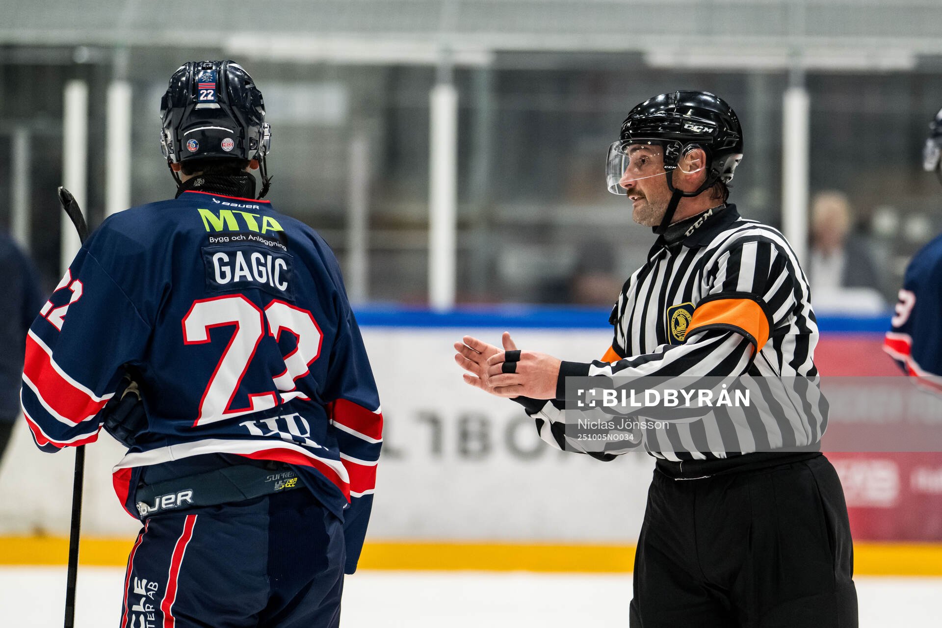 Halmstads Victor Gagic i samtal med domaren och
