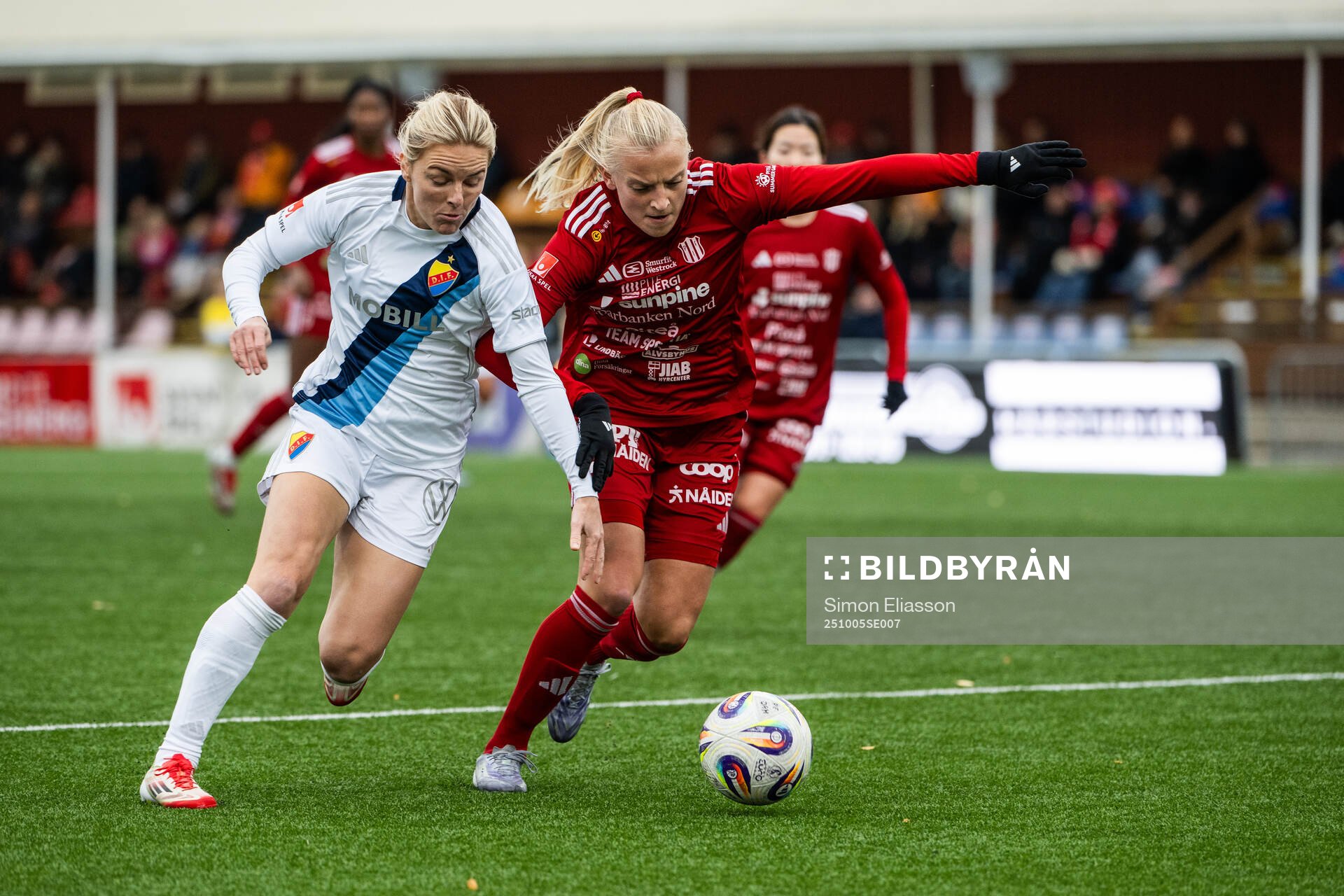 Djurgårdens Mimmi Wahlström och Piteås Wilma Carlsson