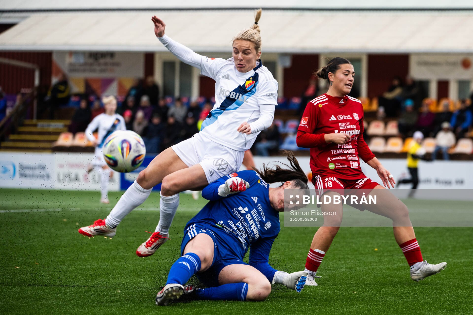 Djurgårdens Mimmi Wahlström och Piteås målvakt Lauren