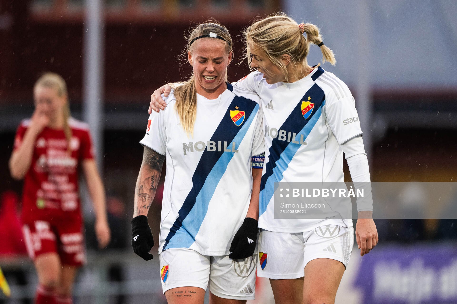 Djurgårdens Therese Åsland och Mimmi Wahlström  deppar