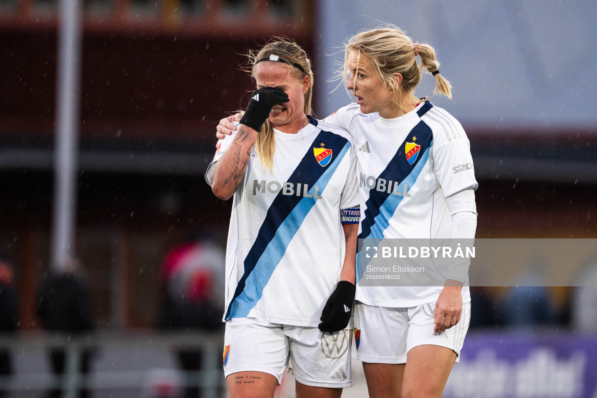 Djurgårdens Therese Åsland och Mimmi Wahlström deppar